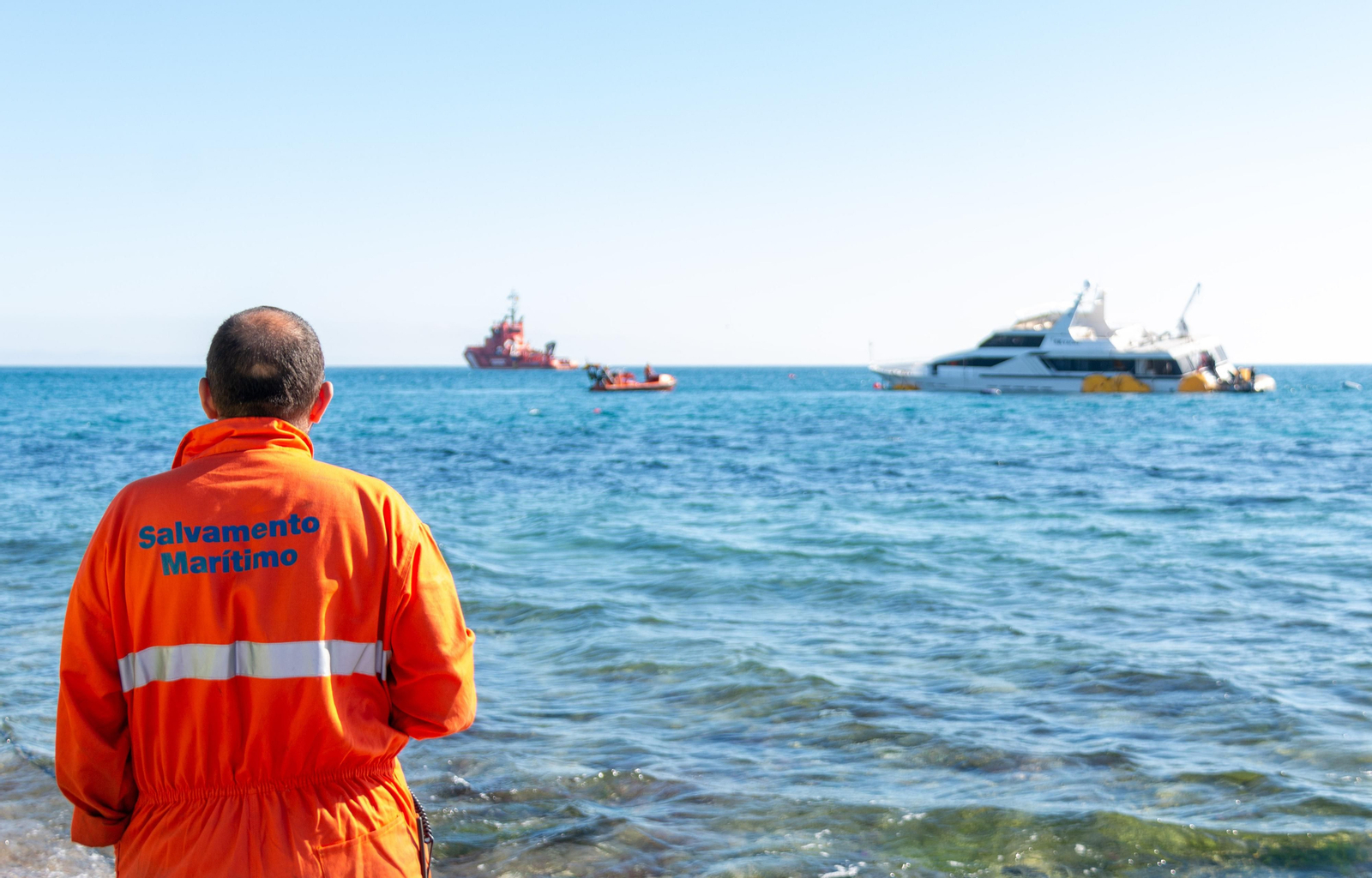 Carchuna se despide del yate de lujo tras diez días encallado