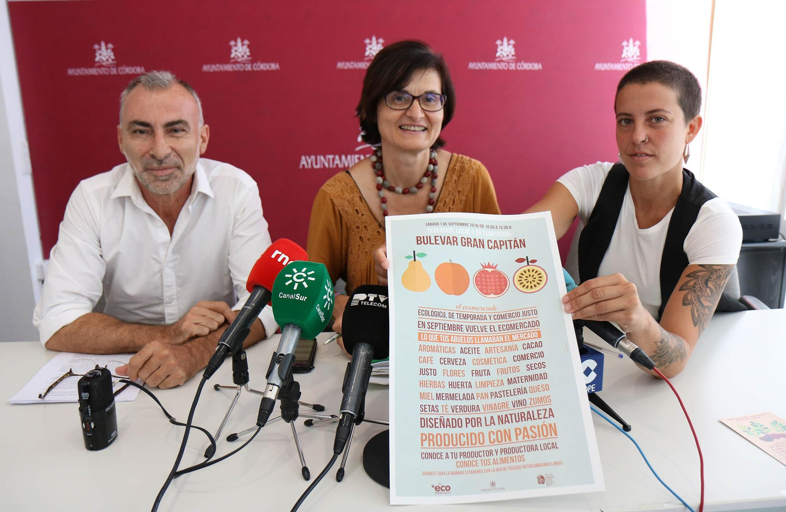 Roberto Ballesteros, Amparo Pernichi y Helena Saracho, ayer en la presentación del Ecomercado.