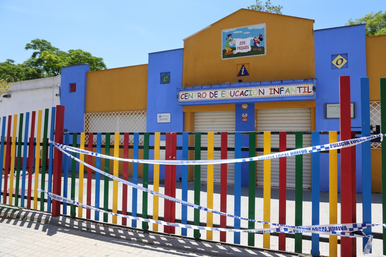 El Centro de Educación Infantil Los Peques precintado tras el derrumbe.