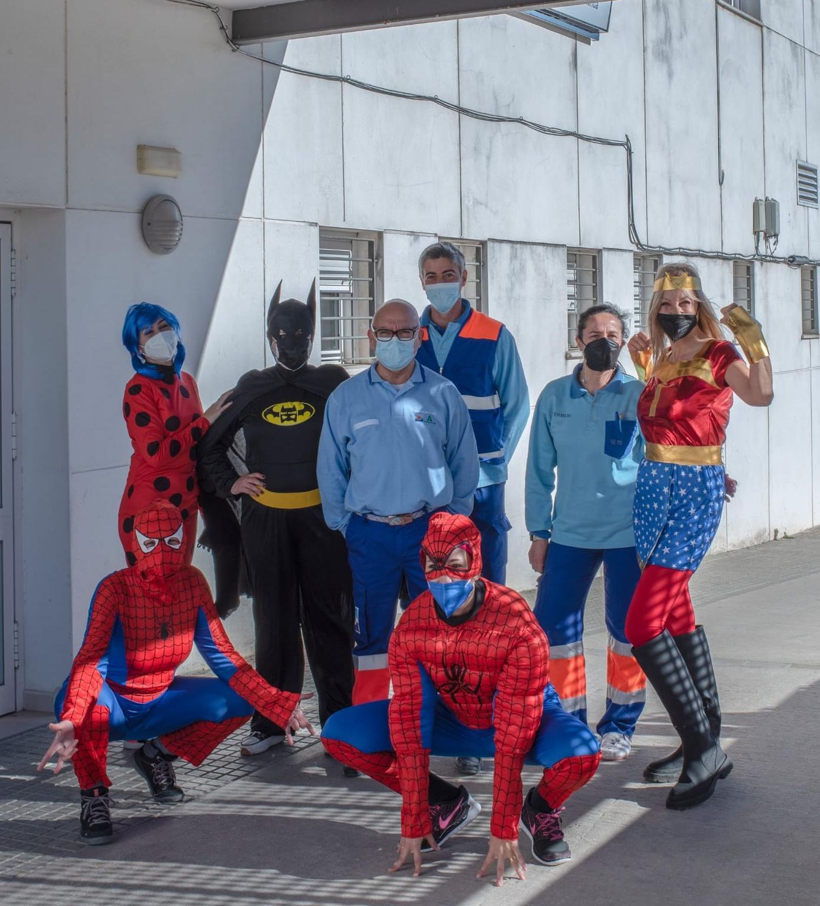 Los enfermeros, junto a otros compañeros, a las puertas del centro de salud de La Barca