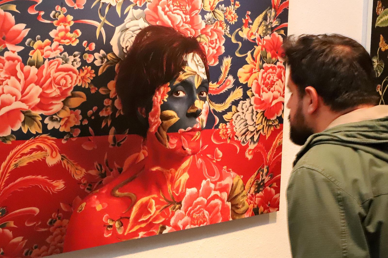 Imágenes de la exposición de Latitudes "Fotoperformances" de Cecilia Paredes