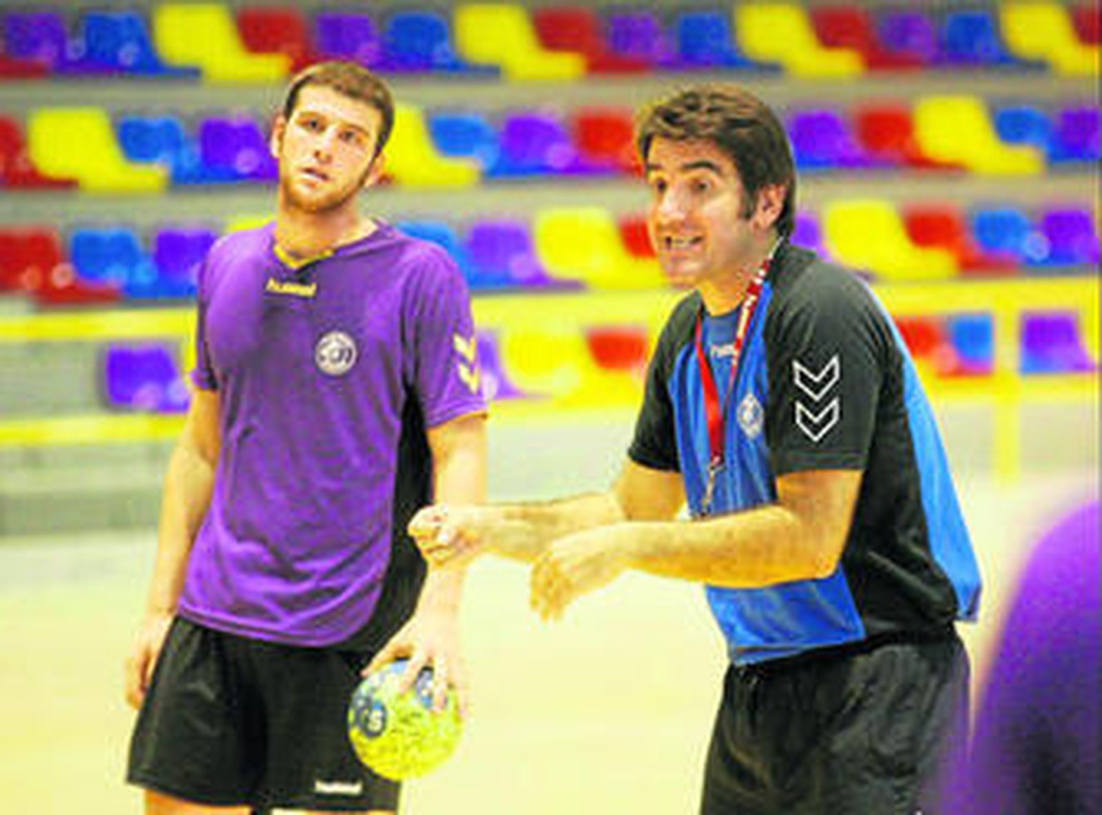 Ortega hace indicaciones con Moya detrás.