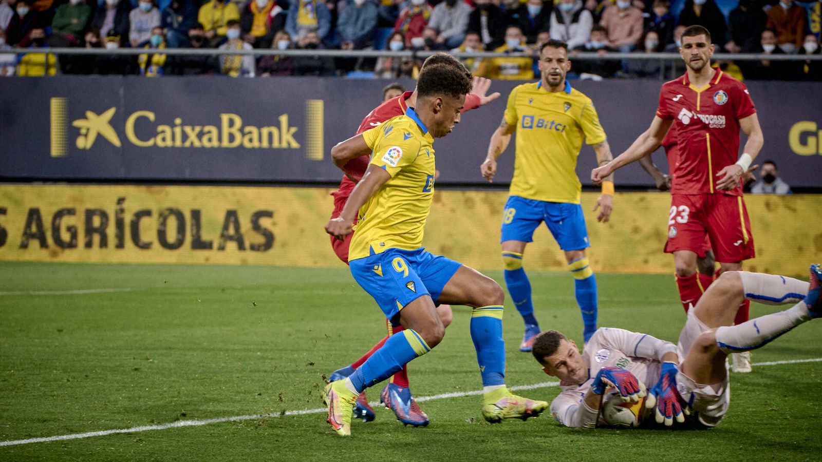 Partido de fútbol entre el Cádiz CF y el Getafe CF.