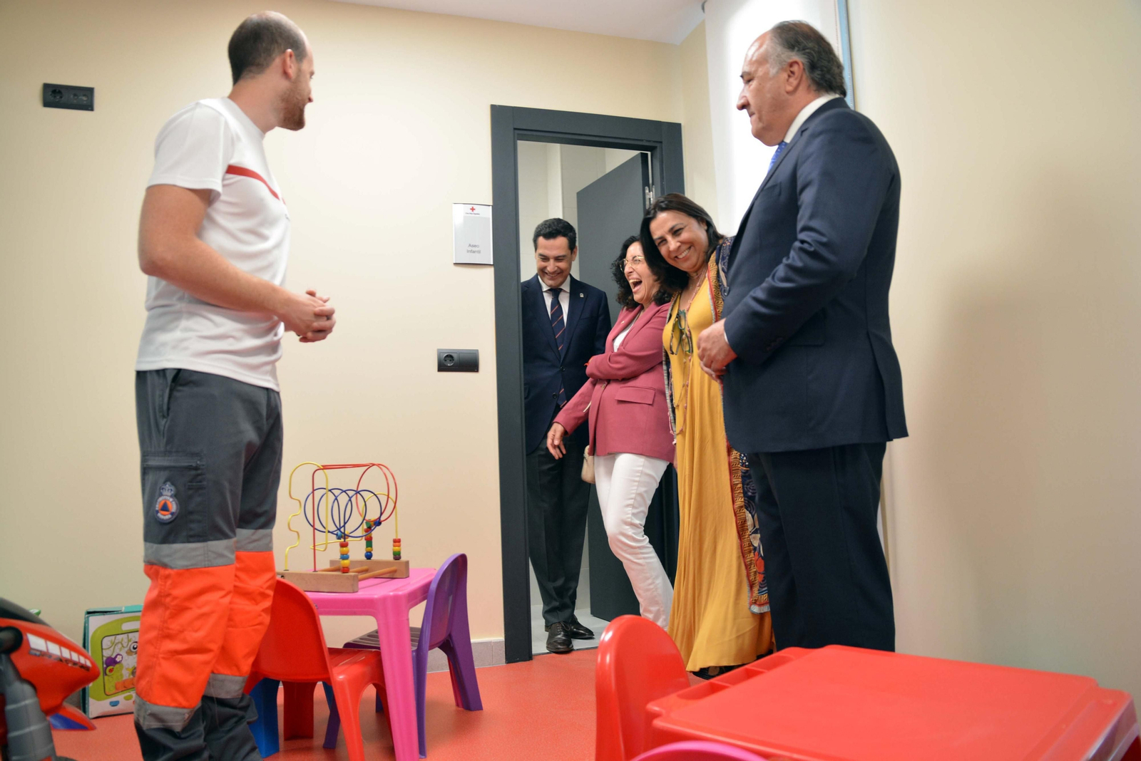 El alcalde de Algeciras, José Ignacio Landaluce, en una visita al centro de atención al viajero en la OPE de 2019 junto a Juanma Moreno, presidente de la Junta.