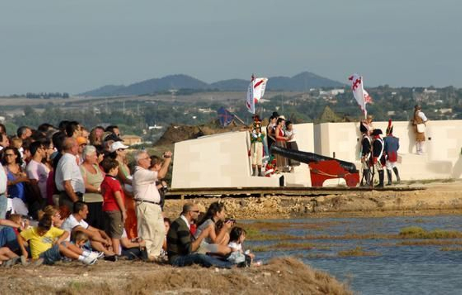 Unas 500 personas participan en la recreación de la batalla del Portazgo, en el entorno del puente Zuazo, con motivo del Bicentenario. 

Foto: Rioja