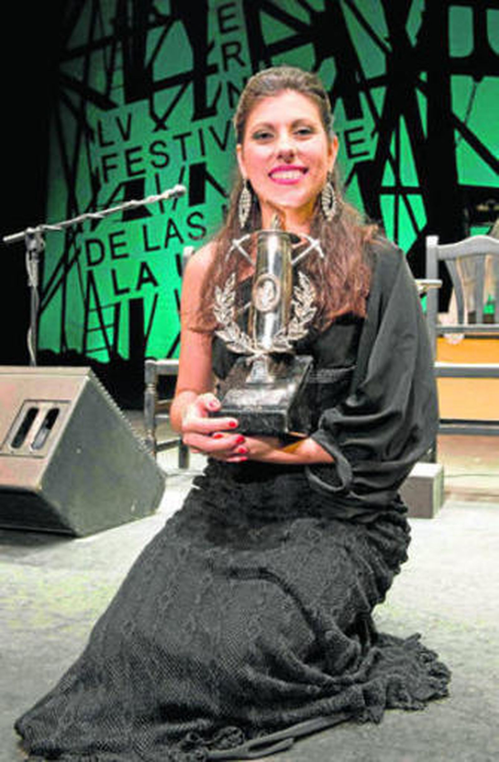 María José Pérez Rodríguez feliz con la Lampara minera en sus manos.