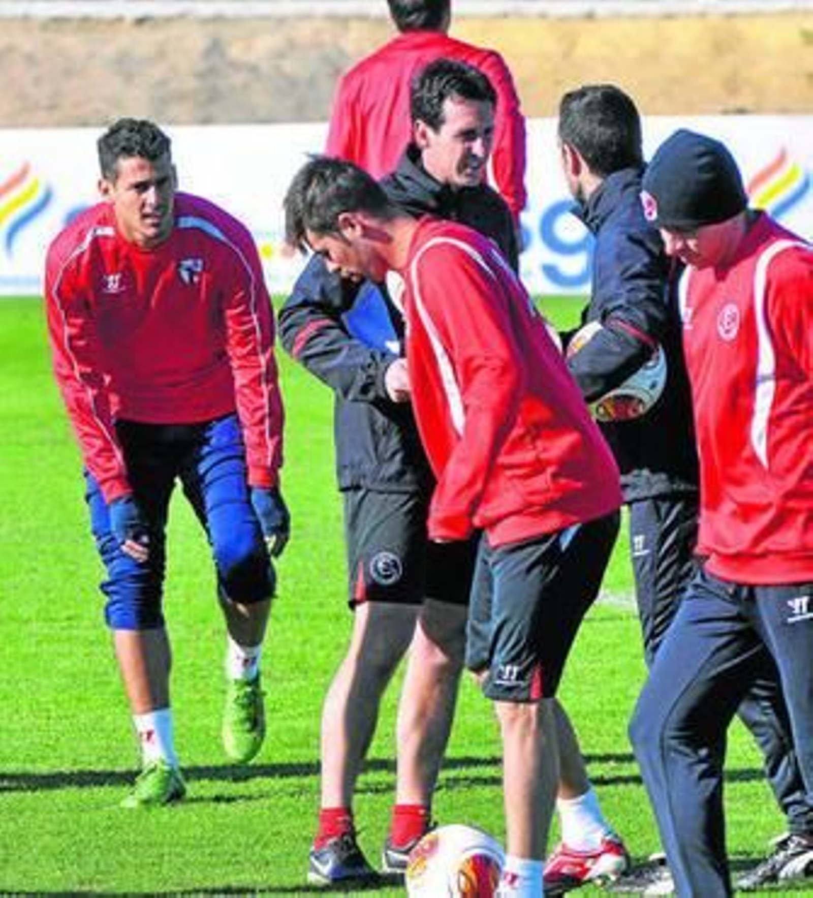 Emery, tras Coke, en uno de los últimos entrenamientos del Sevilla.