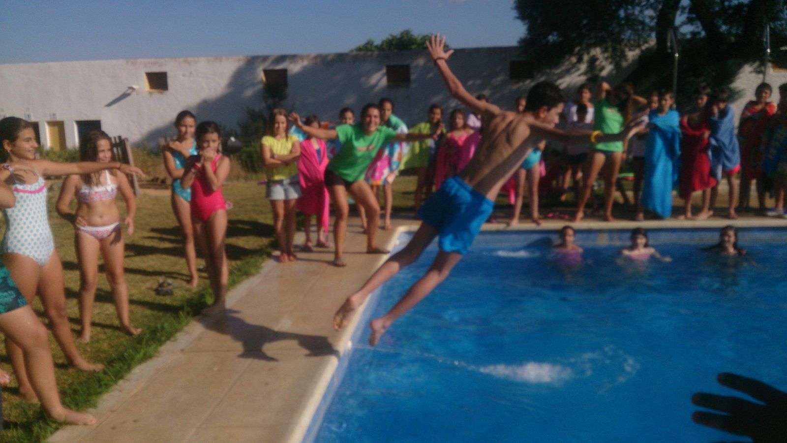 Actividad acuática, en una edición pasada del campamento de verano en la Sierra Norte de Sevilla.