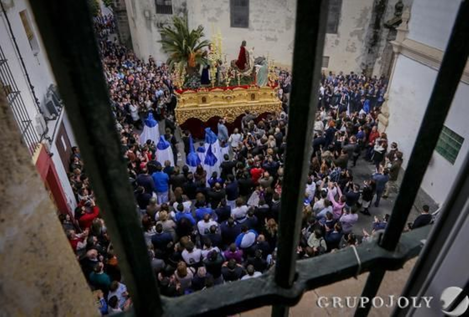 El misterio de la Entrada Triunfal, entre un río de fieles junto a la iglesia de San Marcos. Foto: Miguel Ángel González El misterio de la Entrada Triunfal, entre un río de fieles junto a la iglesia de San Marcos. Foto: Miguel Ángel González