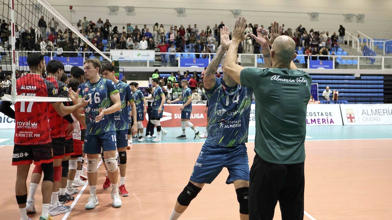 Israel Rodríguez saluda a sus jugadores al término de un encuentro disputado en el Moisés Ruiz.