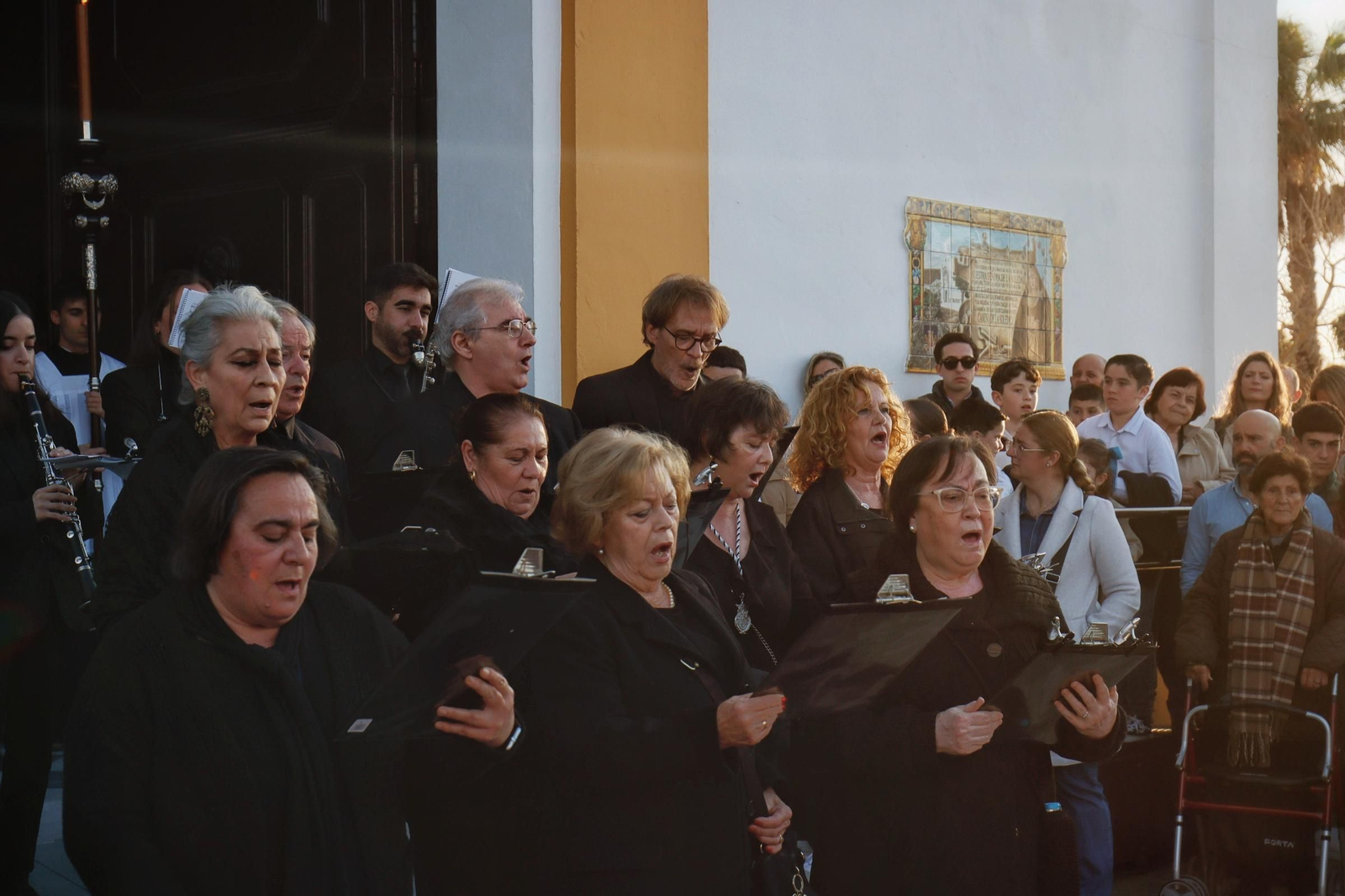 Imágenes de la salida de la Soledad en la Semana Santa de Chiclana 2025
