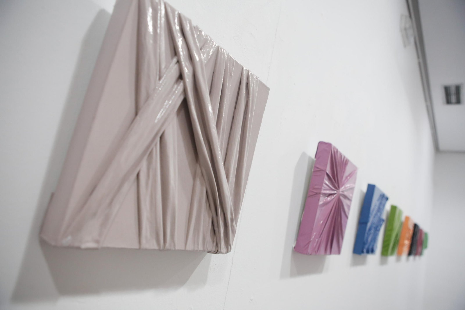 Las fotos de la exposición El mundo de Ara de Feli Muñoz en la sala Cajasur de Algeciras