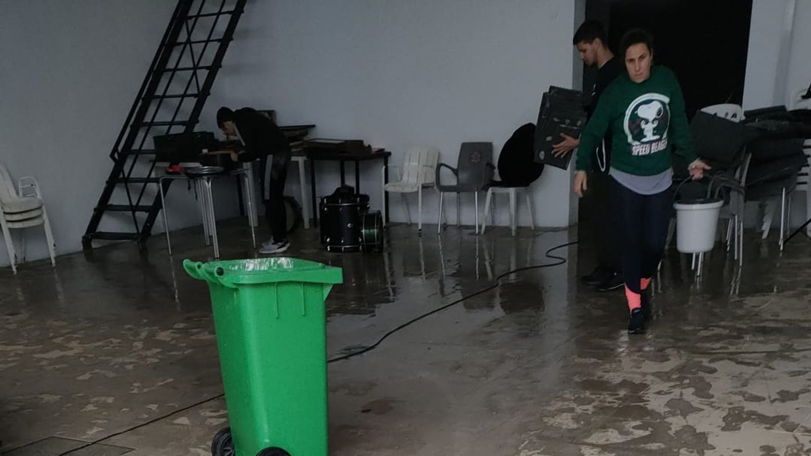 Miembros de la banda, achicando agua.