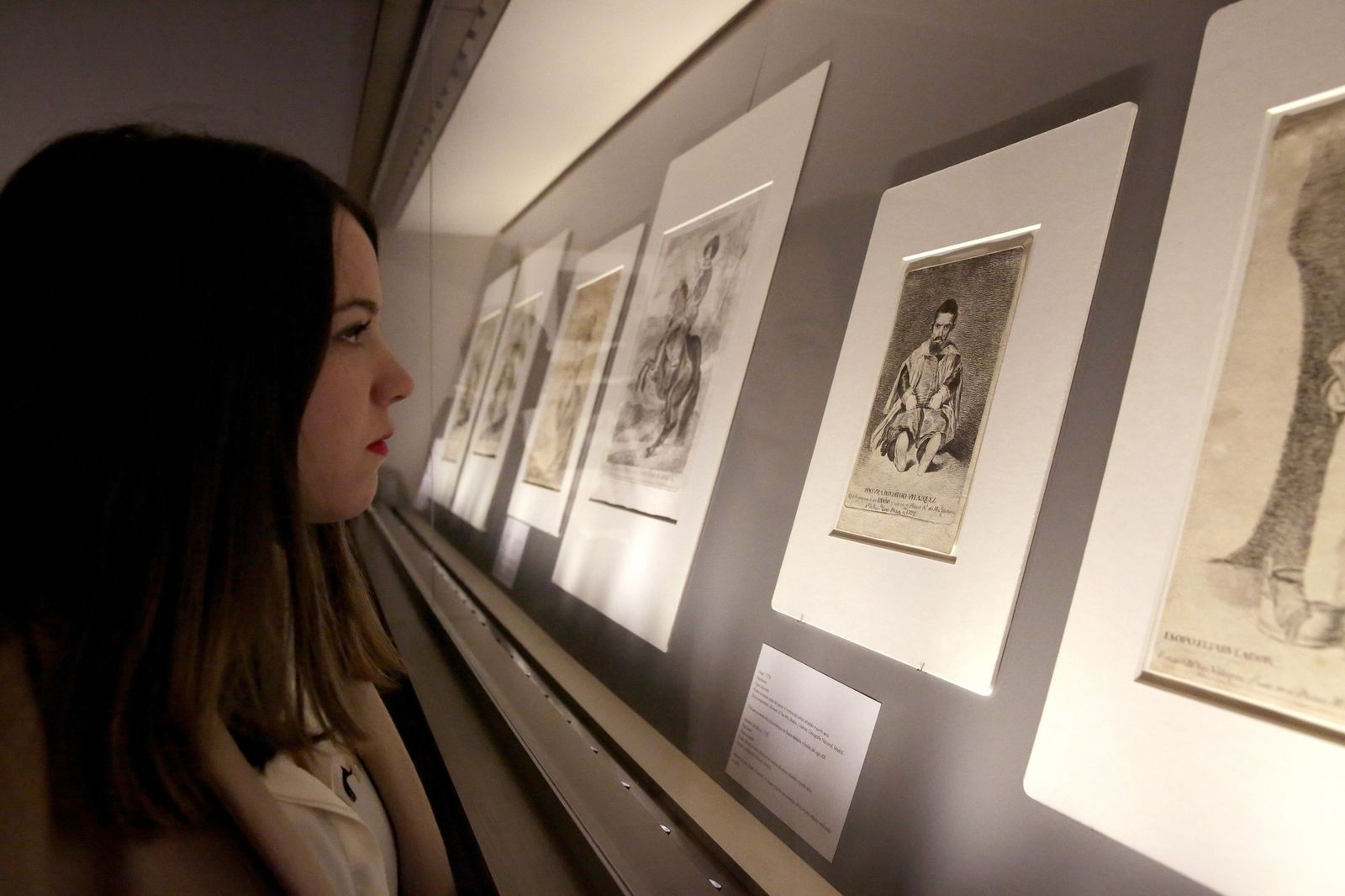 Una visitante contempla las obras.