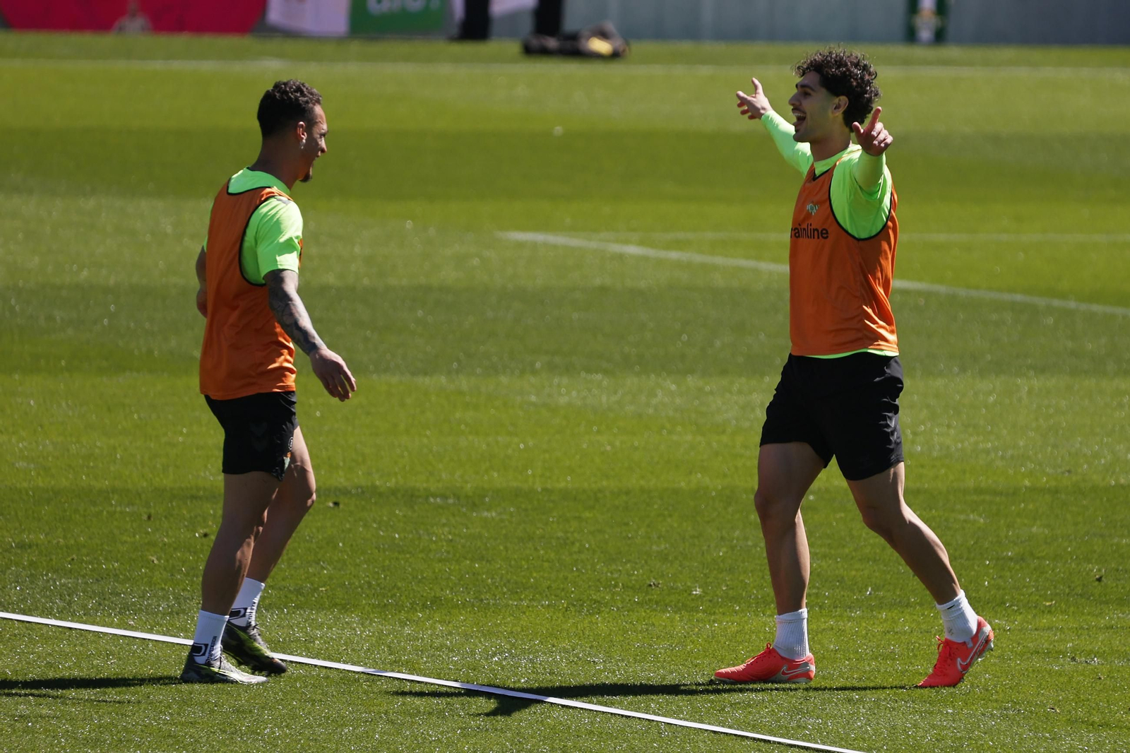 Las imágenes del gran ambiente en el entrenamiento del Betis