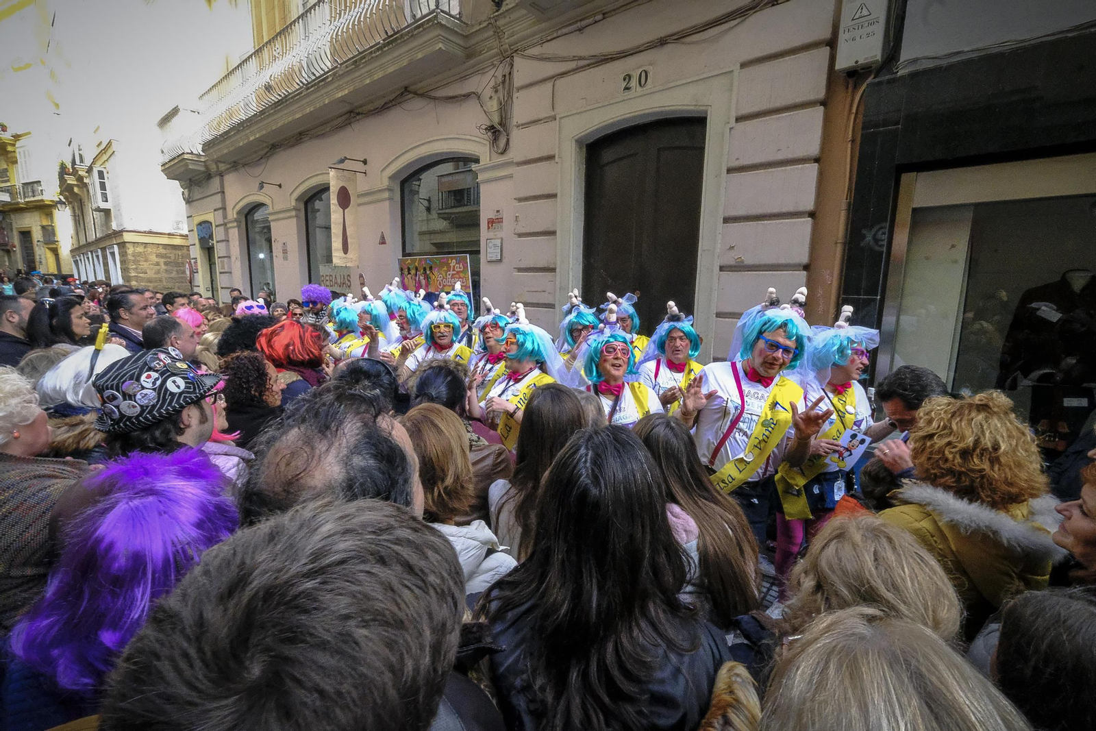 Una agrupación callejera cantando en la calle Valverde el pasado Carnaval.