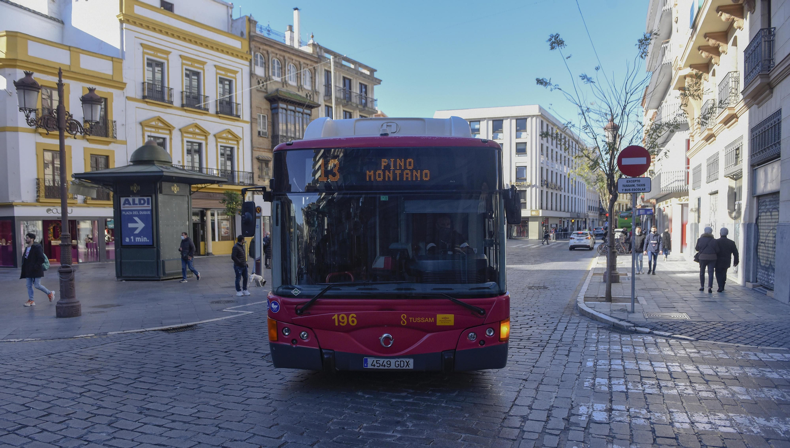Autobús de Tussam a su paso por la Plaza de la Campana.