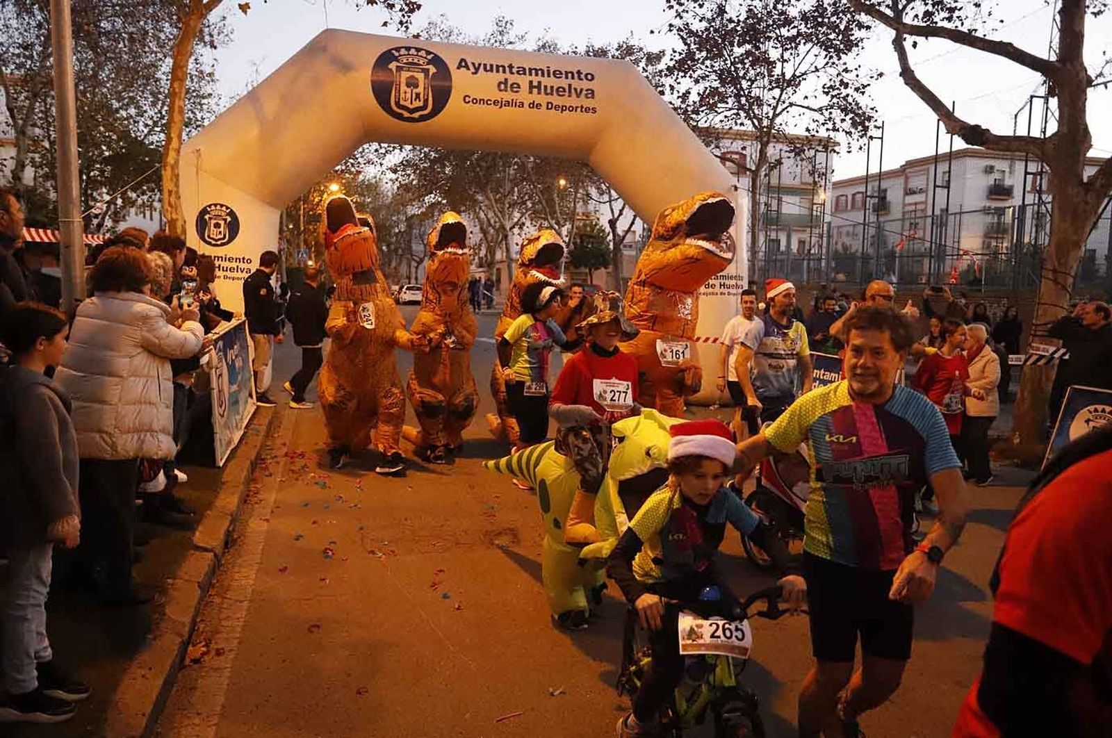 Imágenes de la carrera de San Silvestre en Huelva