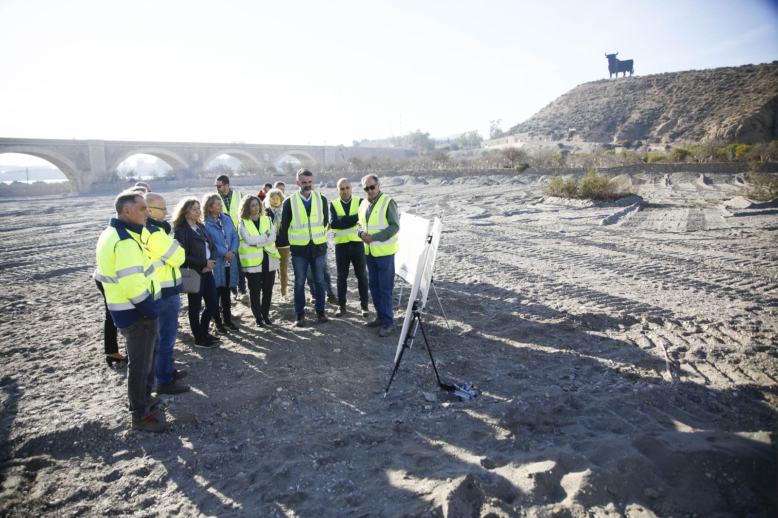 Las imágenes de la visita las obras de restauración hidrogeomorfológica y de naturalización del cauce del río Andarax, en Rioja