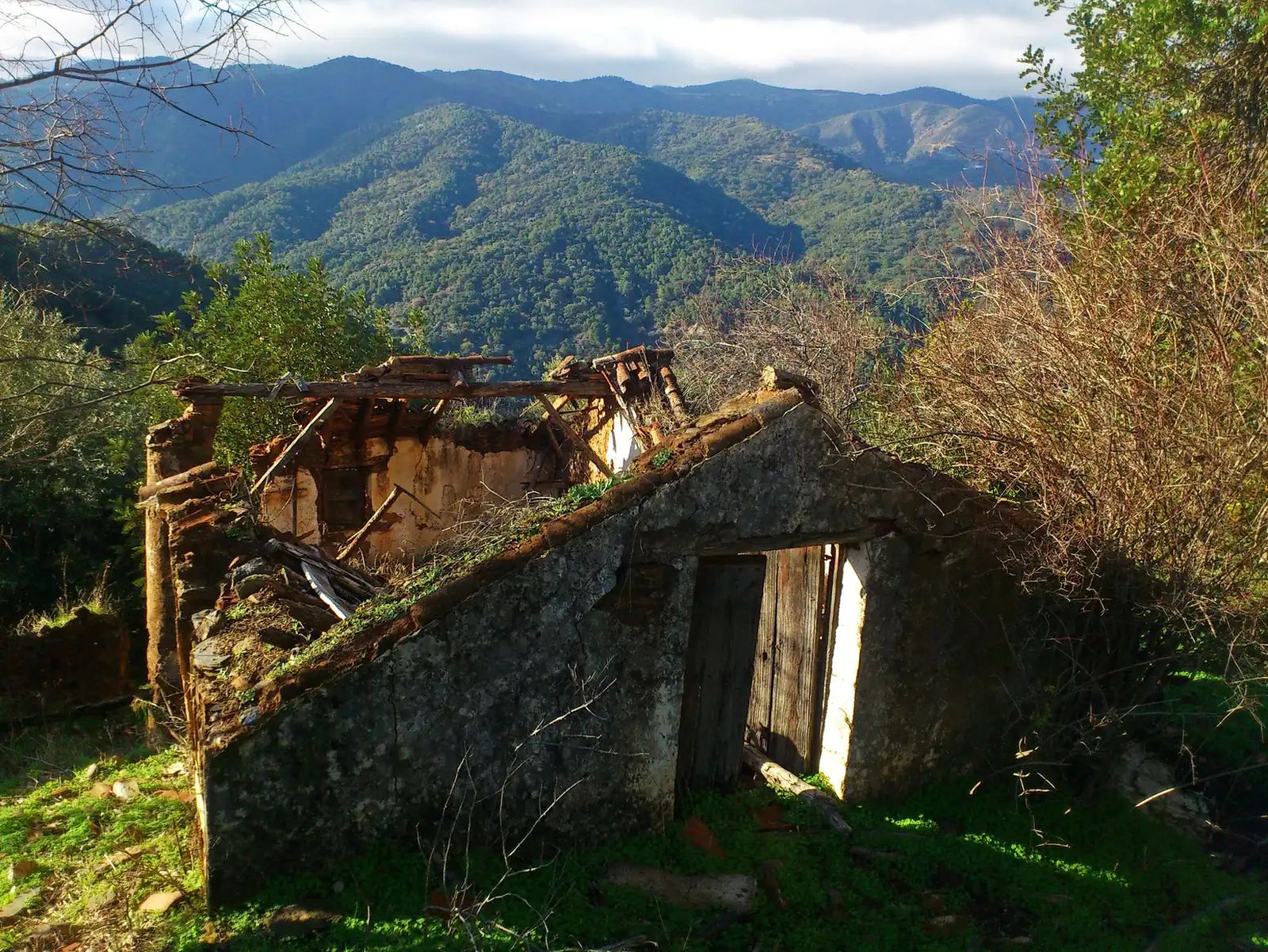 Una de las casas en ruinas que jalonan el camino en esta ruta de senderismo.