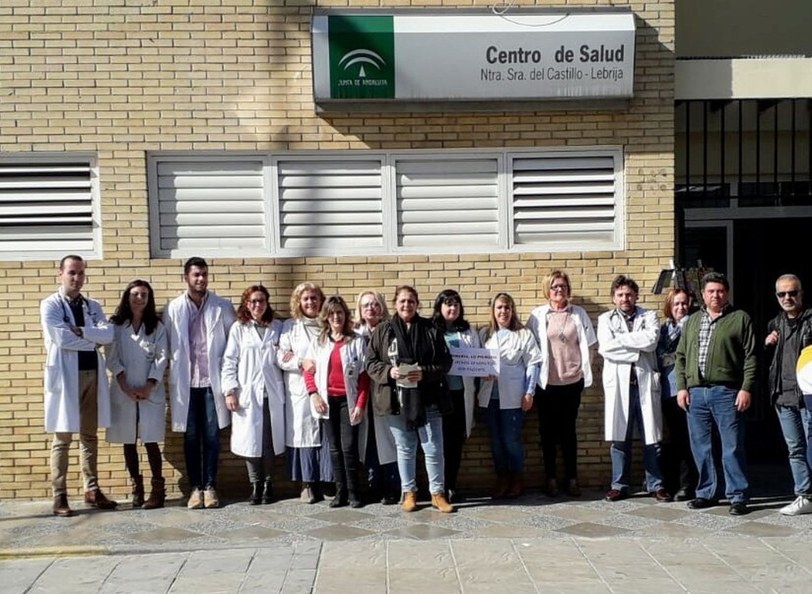 Médicos y pediatras en la concentración, este mediodía, en el centro de salud Señora del Castillo en Lebrija.