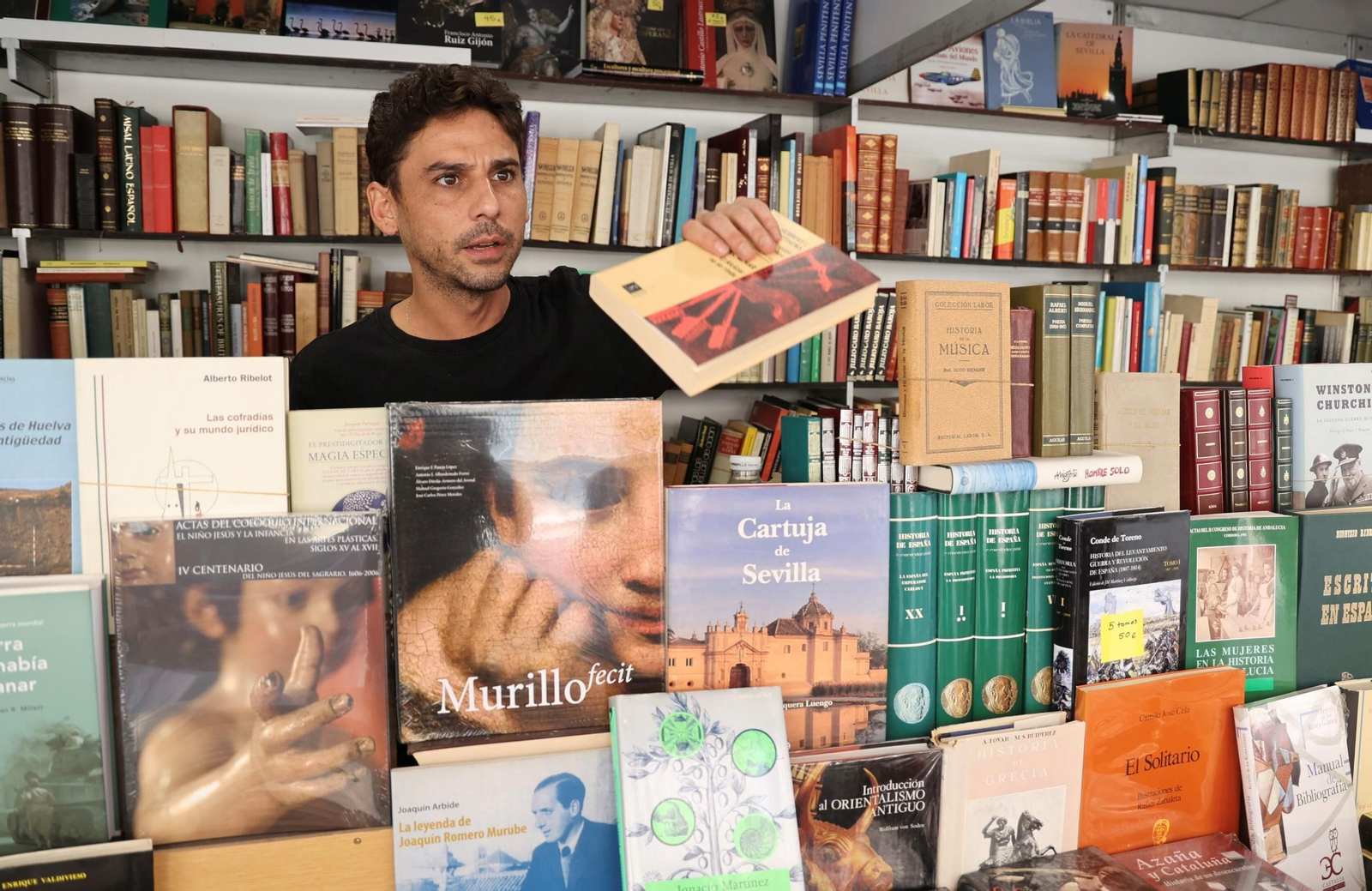 Ignacio Menéndez, de Los Terceros, con un ejemplar de textos sobre la guerra española.