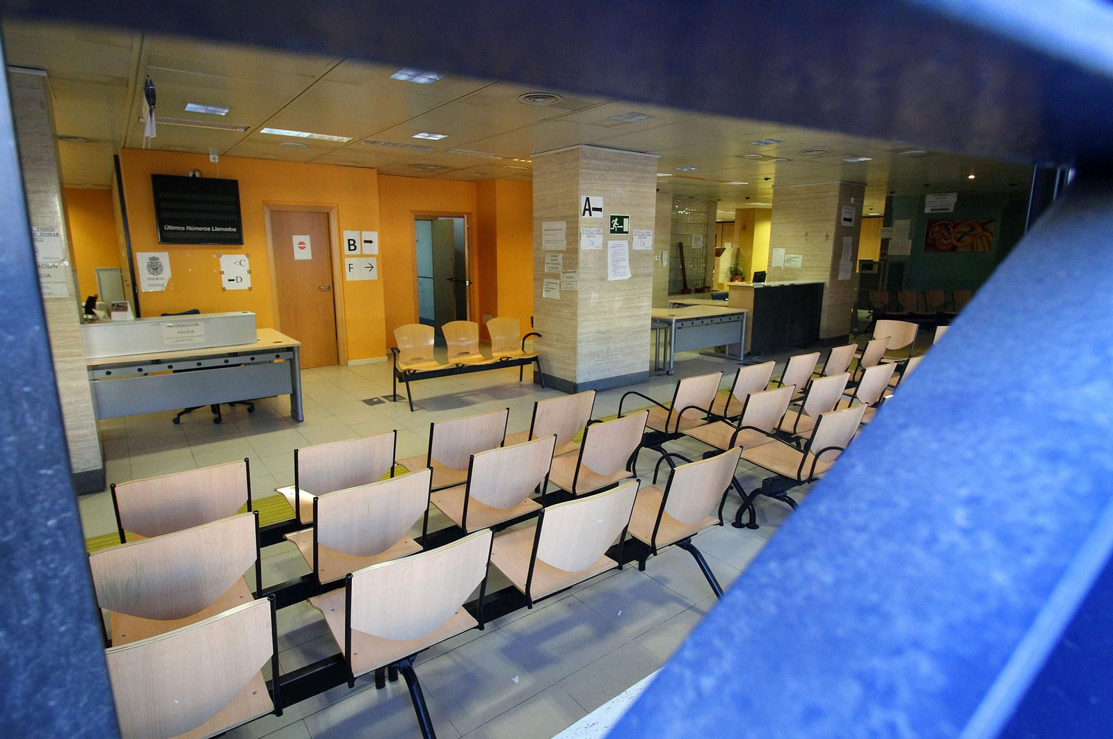 Interior de la oficina de extranjería de la capital onubense. Interior de la oficina de extranjería de la capital onubense.