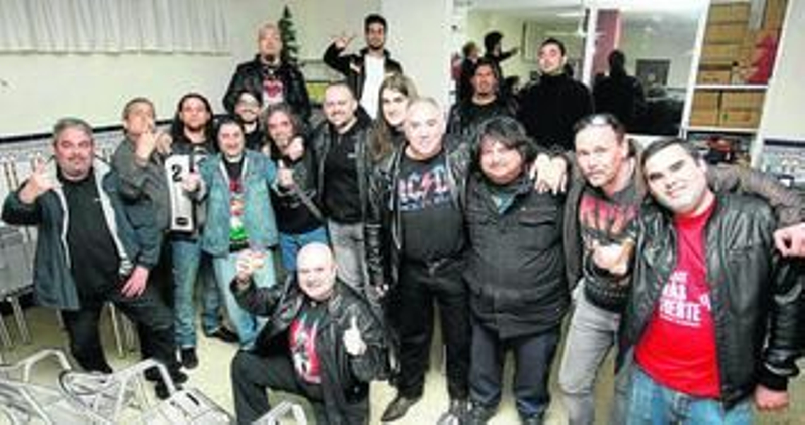 Miembros de la recién creada Asociación Onubense de Heavy Metal y encuentro en el Parque Moret.