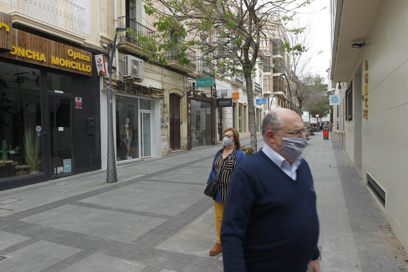 Dos almerienses caminan por la capital con mascarilla.