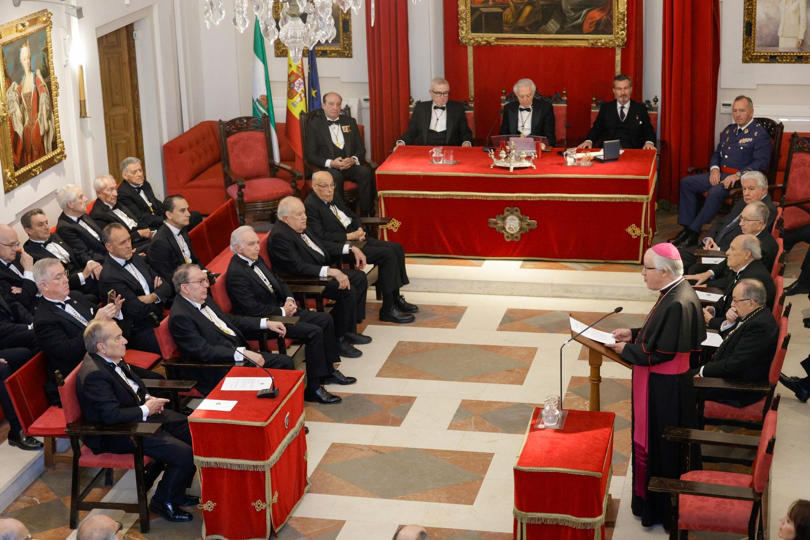 Las imágenes del ingreso como académico de Erudición en la academia de Medicina del arzobispo José Ángel Saiz Meneses