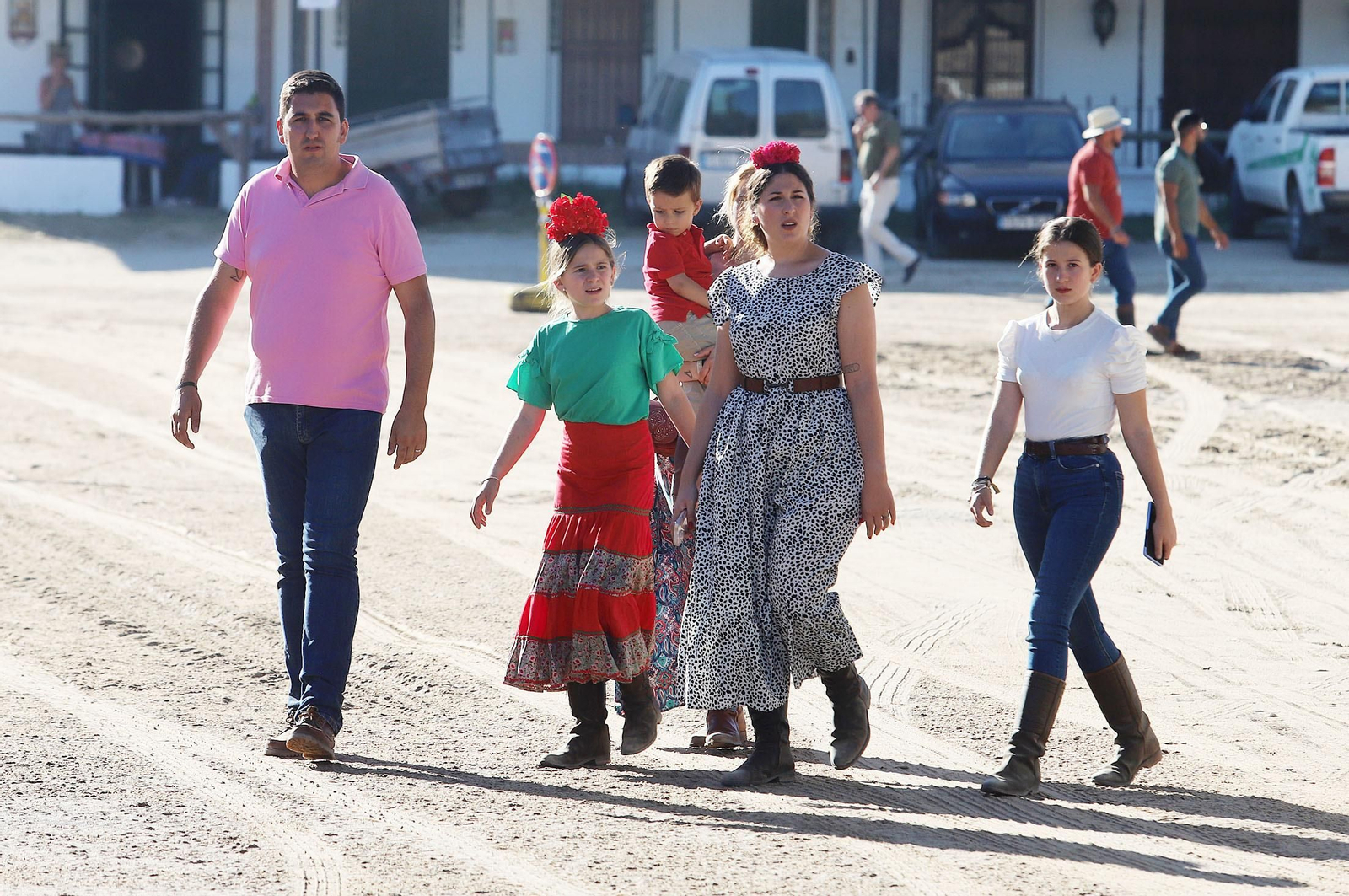 Ambiente en la aldea del Rocío previo a la llegada de las Hermandades, en imágenes