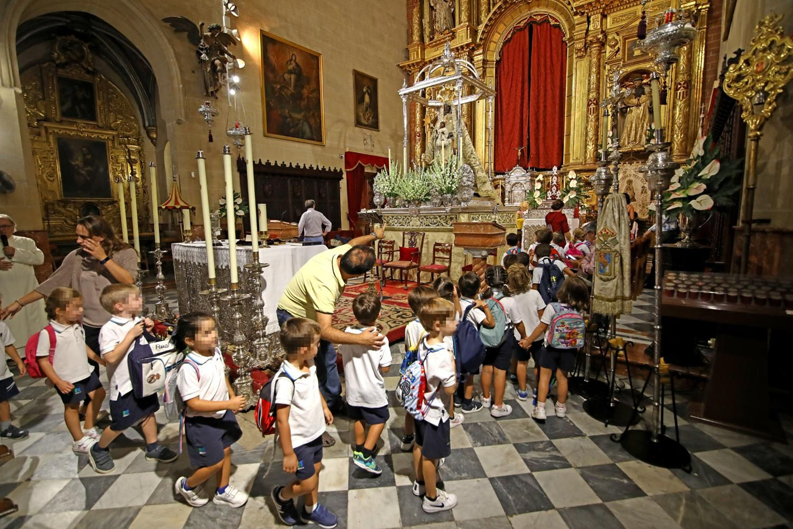 Momento de la visita de los escolares a la Patrona en la jornada de ayer. Momento de la visita de los escolares a la Patrona en la jornada de ayer.