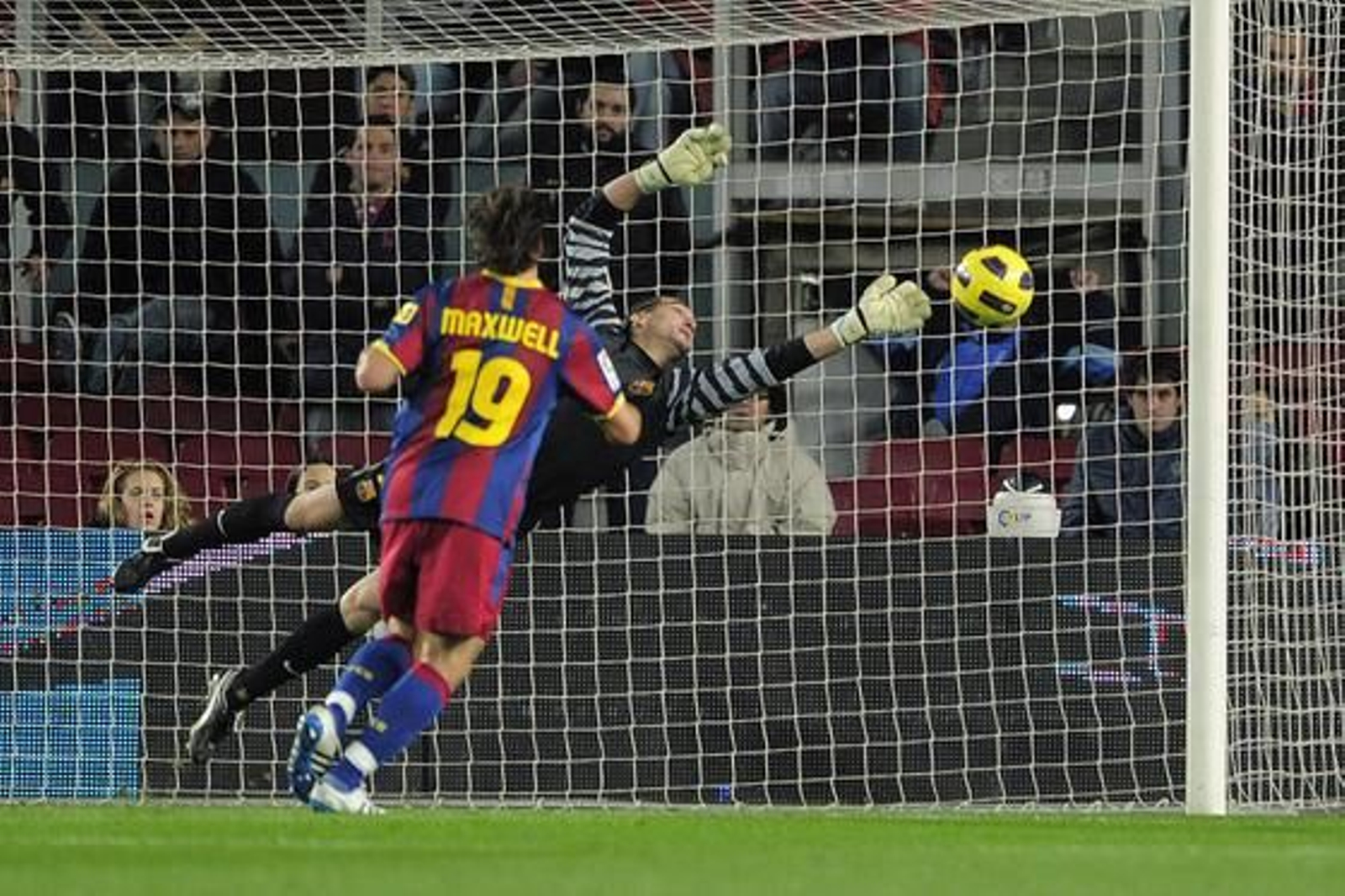Pinto se estira intentado parar un balón. / AFP