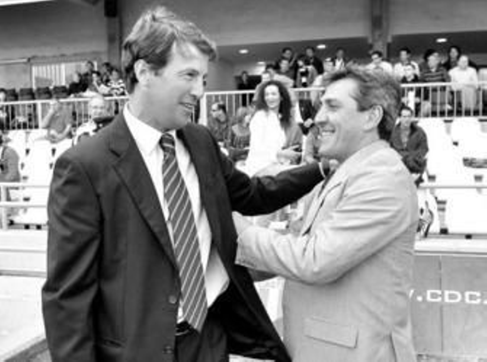 José González saluda a Pepe Murcia en los prolegómenos del partido del pasado mes de abril.