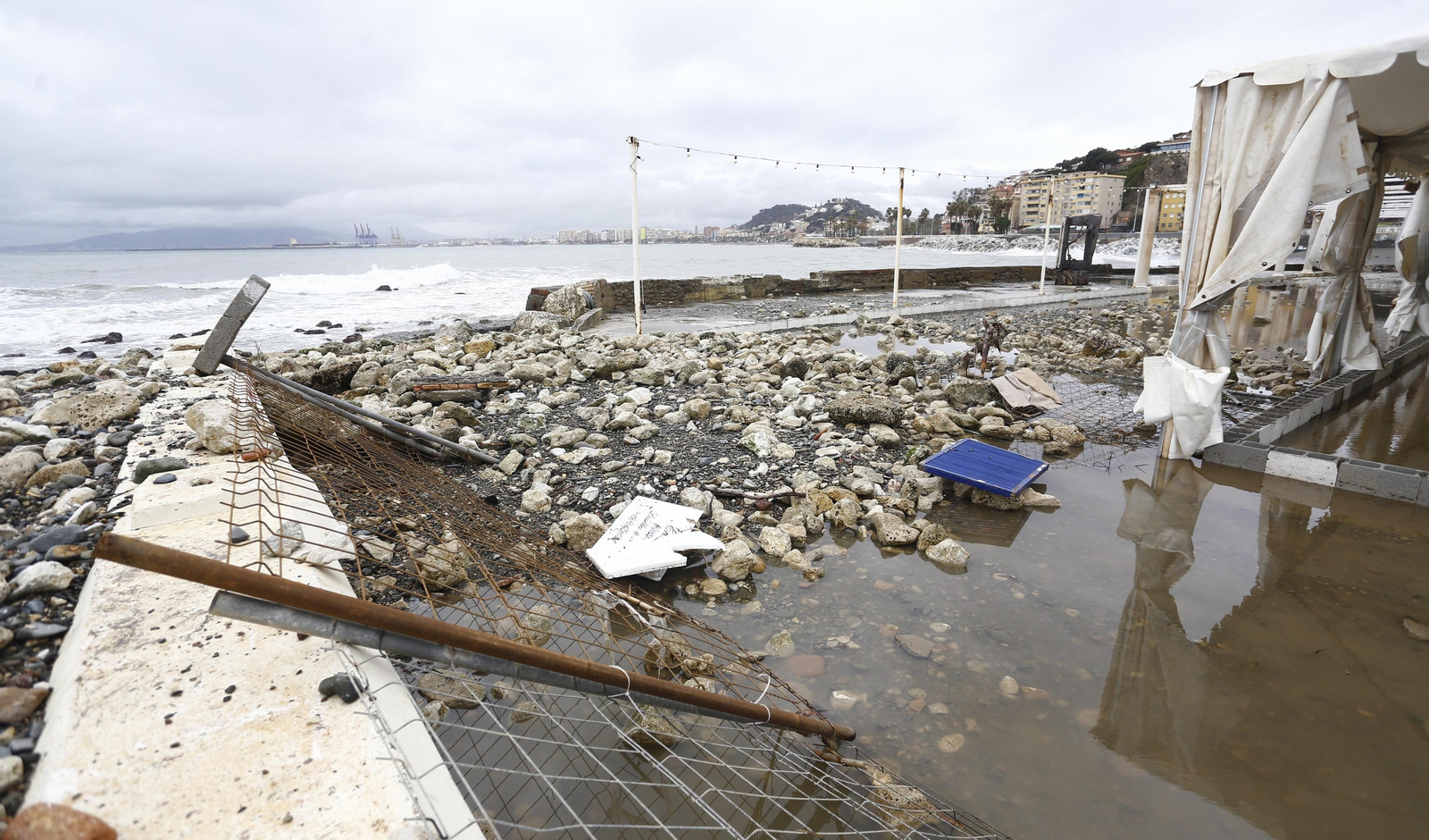 Las fotos de los efectos del temporal en las playas y paseos marítimos de Málaga