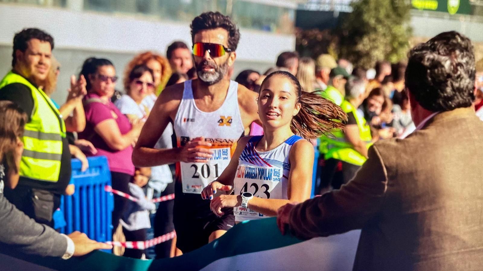 La gijonesa Alba Mendiolagoitia, en el momento de llegar a la meta primera en categoría femenina. La gijonesa Alba Mendiolagoitia, en el momento de llegar a la meta primera en categoría femenina.