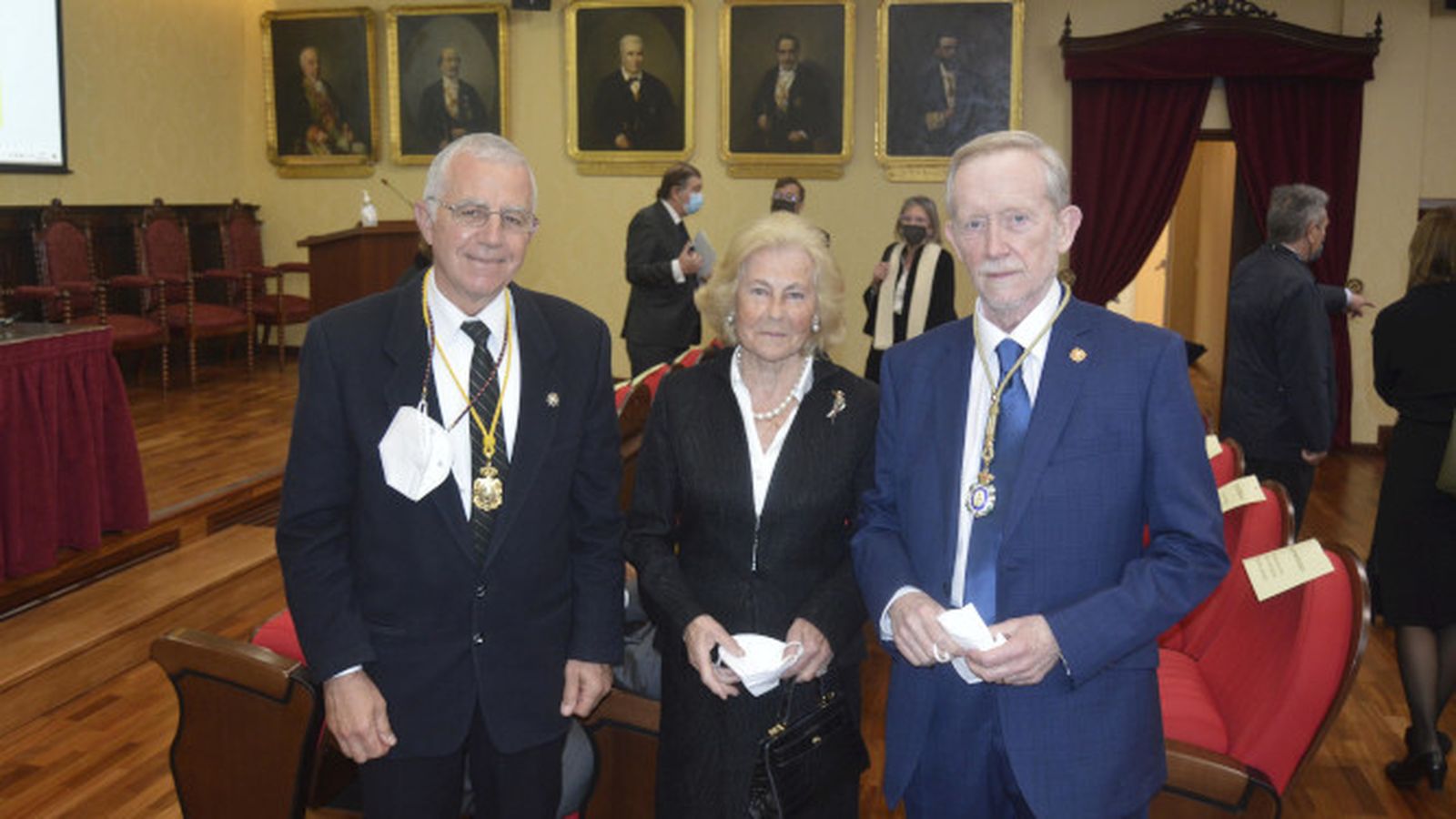 Juan Manuel García Cubillana, Gloria León y José Vilches, durante la sesión en el salón de Grado de la Facultad de Medicina.