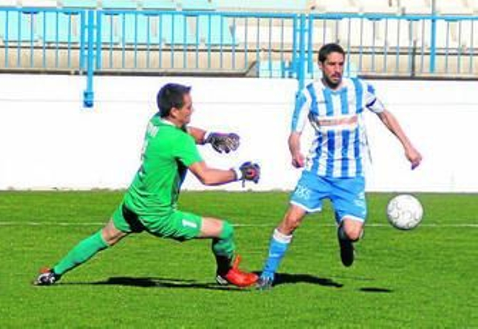 Alexis supera en su salida al portero de Los Molinos Moi en el duelo de ayer en el Escribano Castilla.