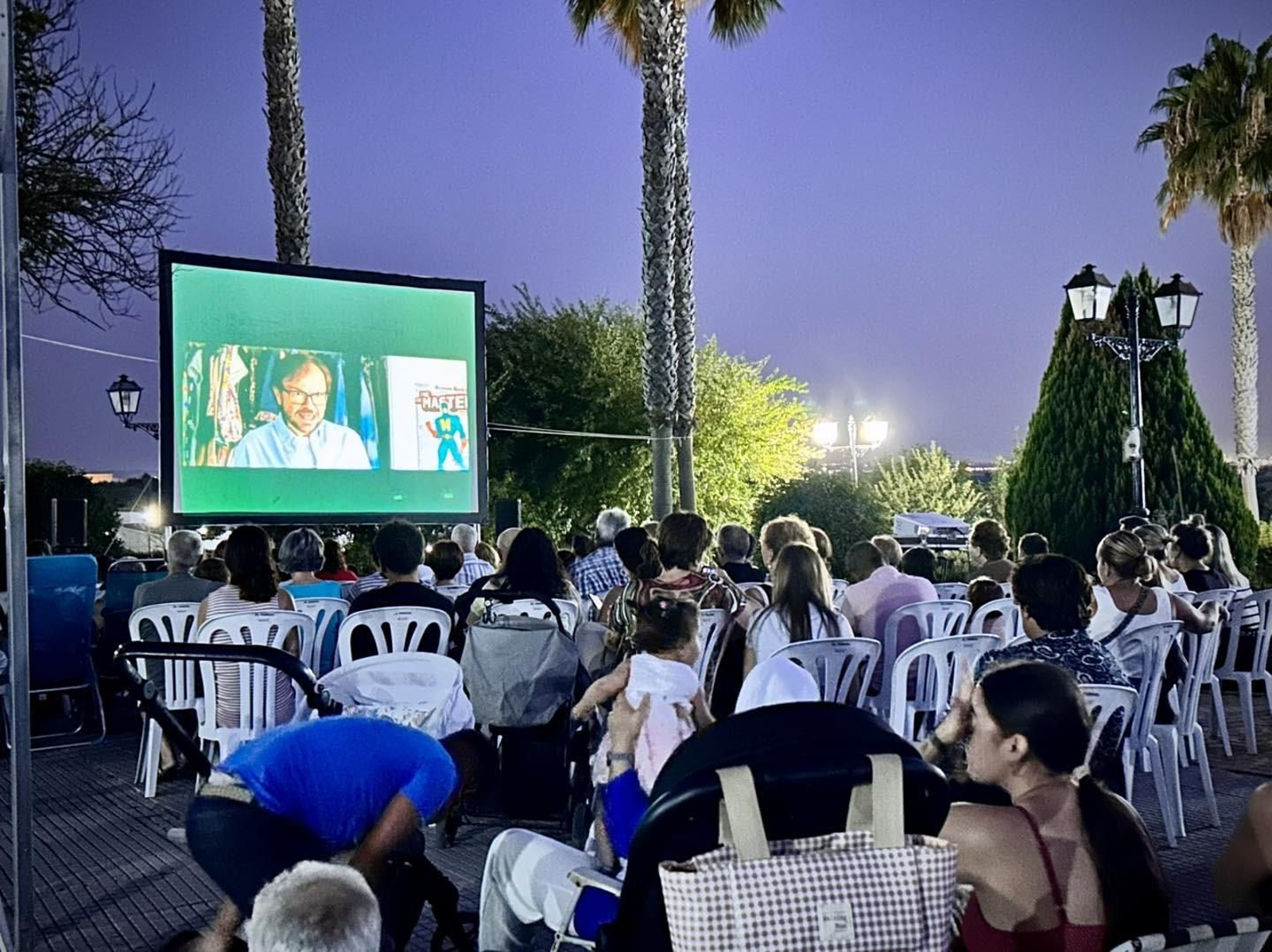 Los vecinos de Trigueros han disfrutado del cine de verano por iniciativa de ayuntamiento.