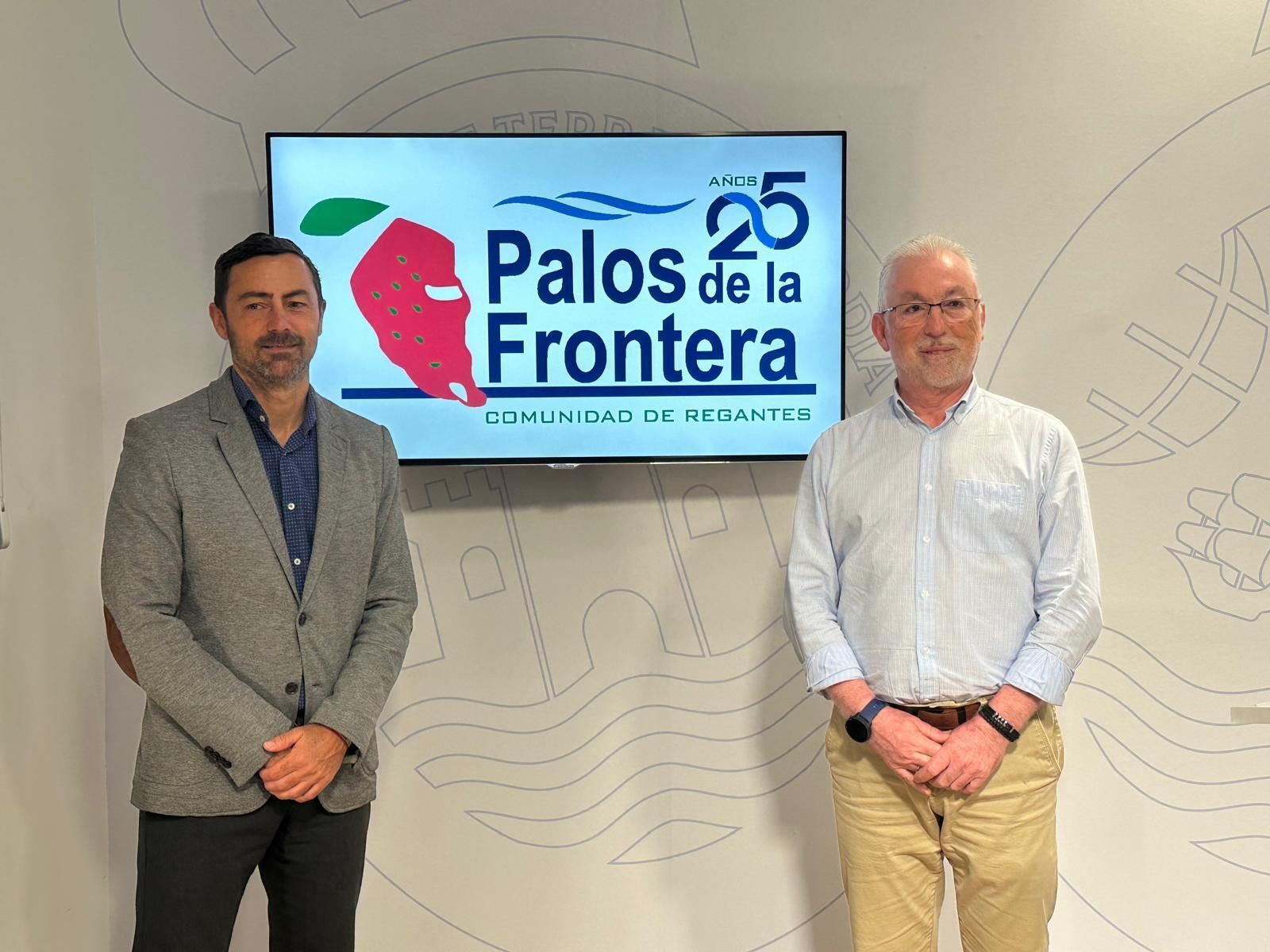 El diputado provincial,  Juan Daniel Romero, junto al secretario gerente de la Comunidad de Regantes Palos de la Frontera, Fernando Sánchez.