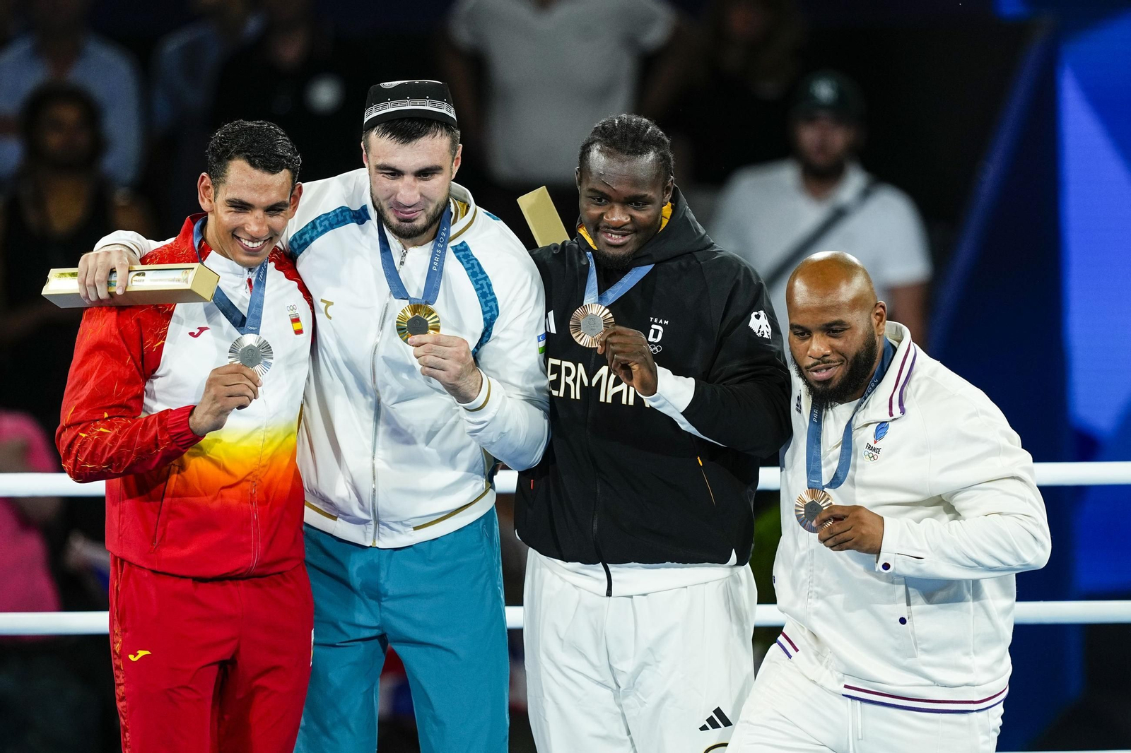 Ayoub Ghadfa, con sus compañeros en el podio. Ayoub Ghadfa, con sus compañeros en el podio.