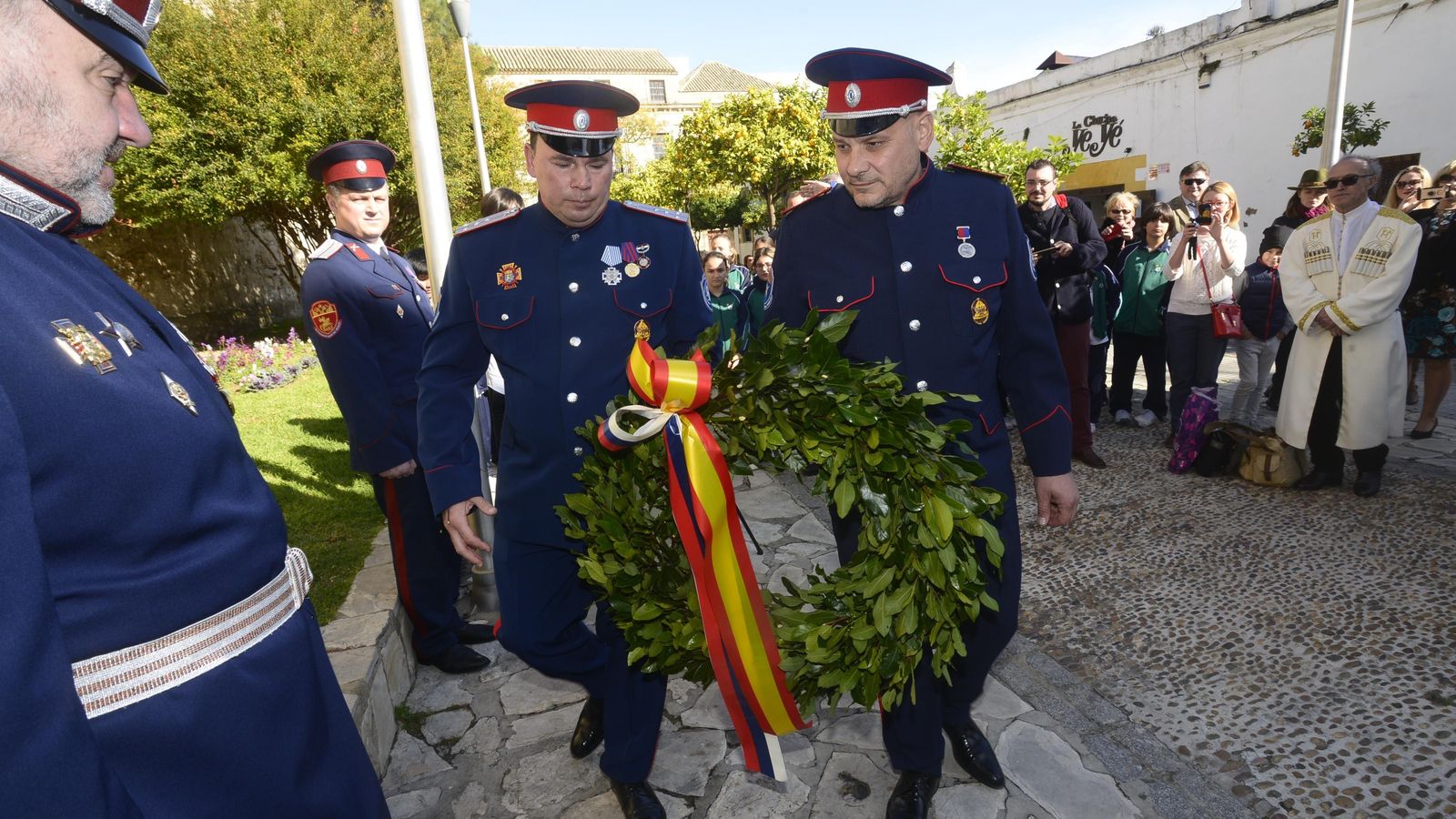 La ofrenda floral en el monolito conmemorativo.