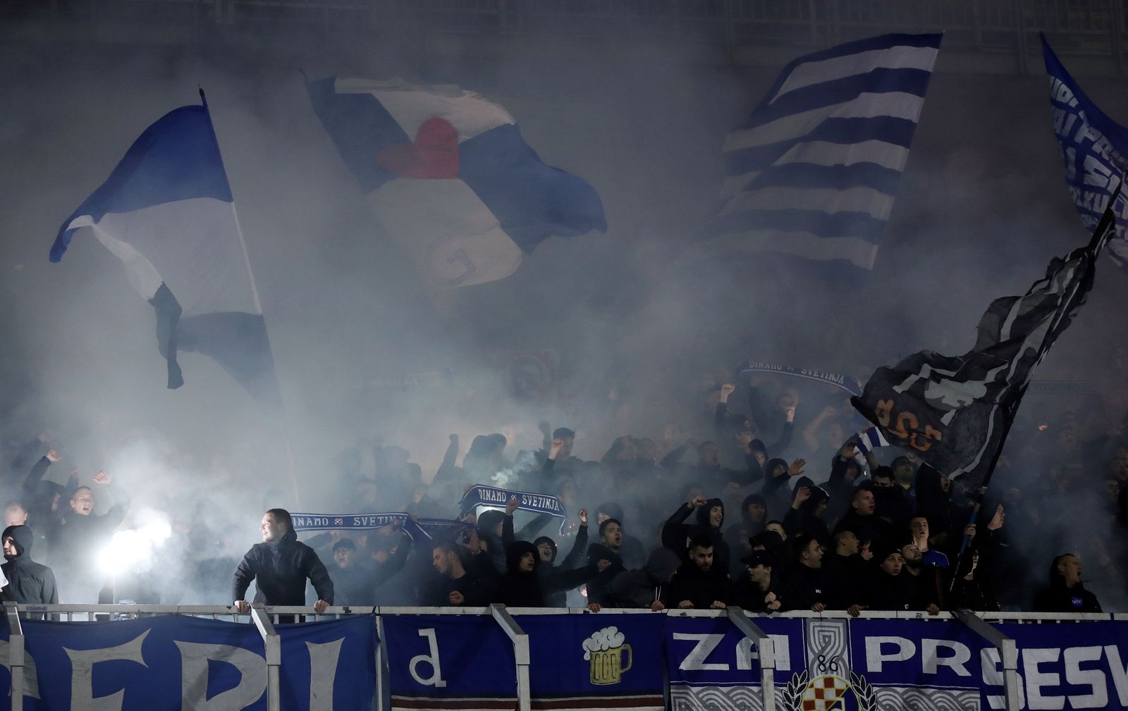 Imagen de la caliente hinchada del Dinamo de Zagreb en el Estadio de Maksimir.
