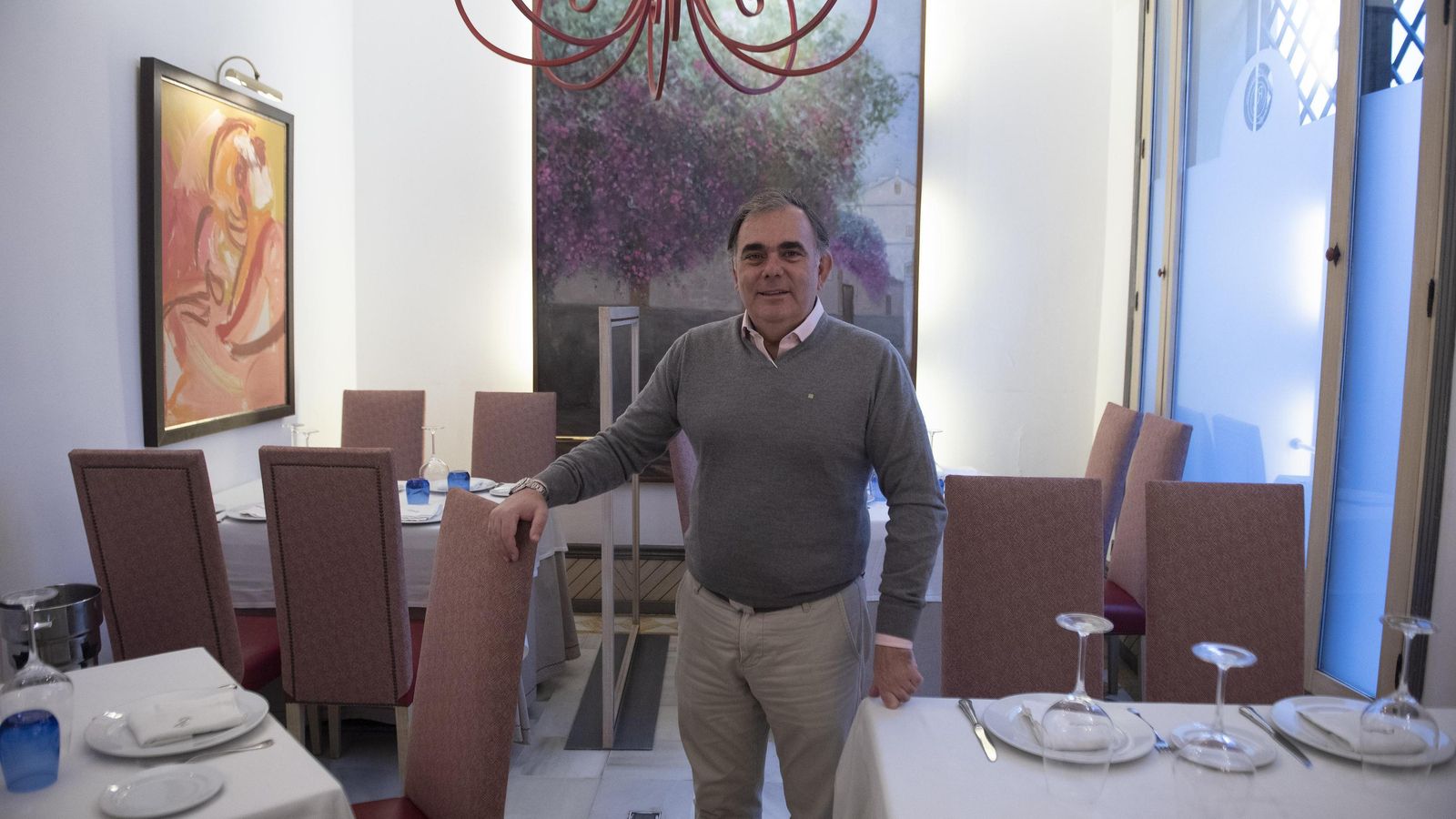 El hostelero Jesús Becerra en uno de los salones de Becerrita.