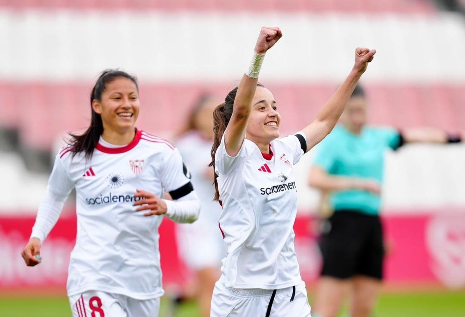 Rosa Márquez celebra su gol junto a Andrea Álvarez.