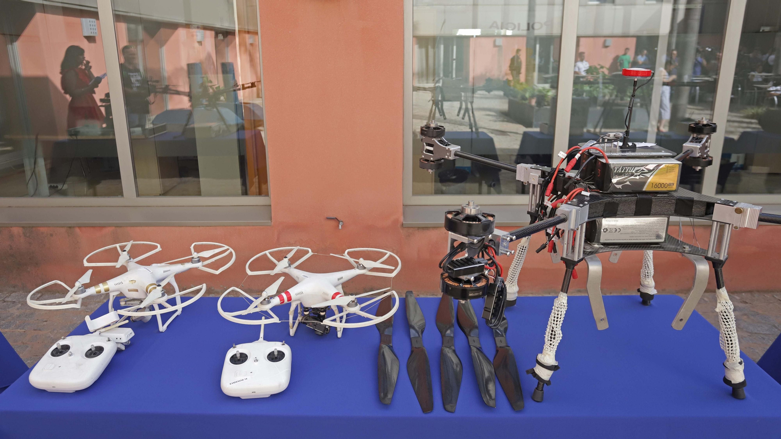 Fotos de los 'narcodrones' incautados por la Policía Nacional en Algeciras Fotos de los 'narcodrones' incautados por la Policía Nacional en Algeciras