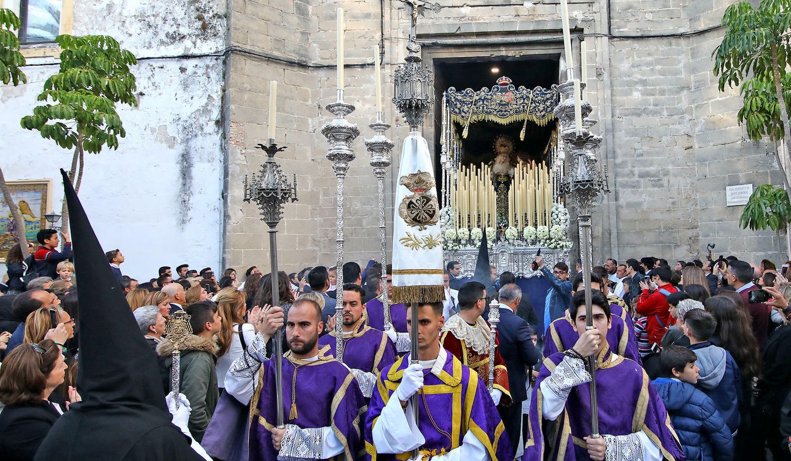 Nuestra Señora de la Confortación saliendo de Santo Domingo.