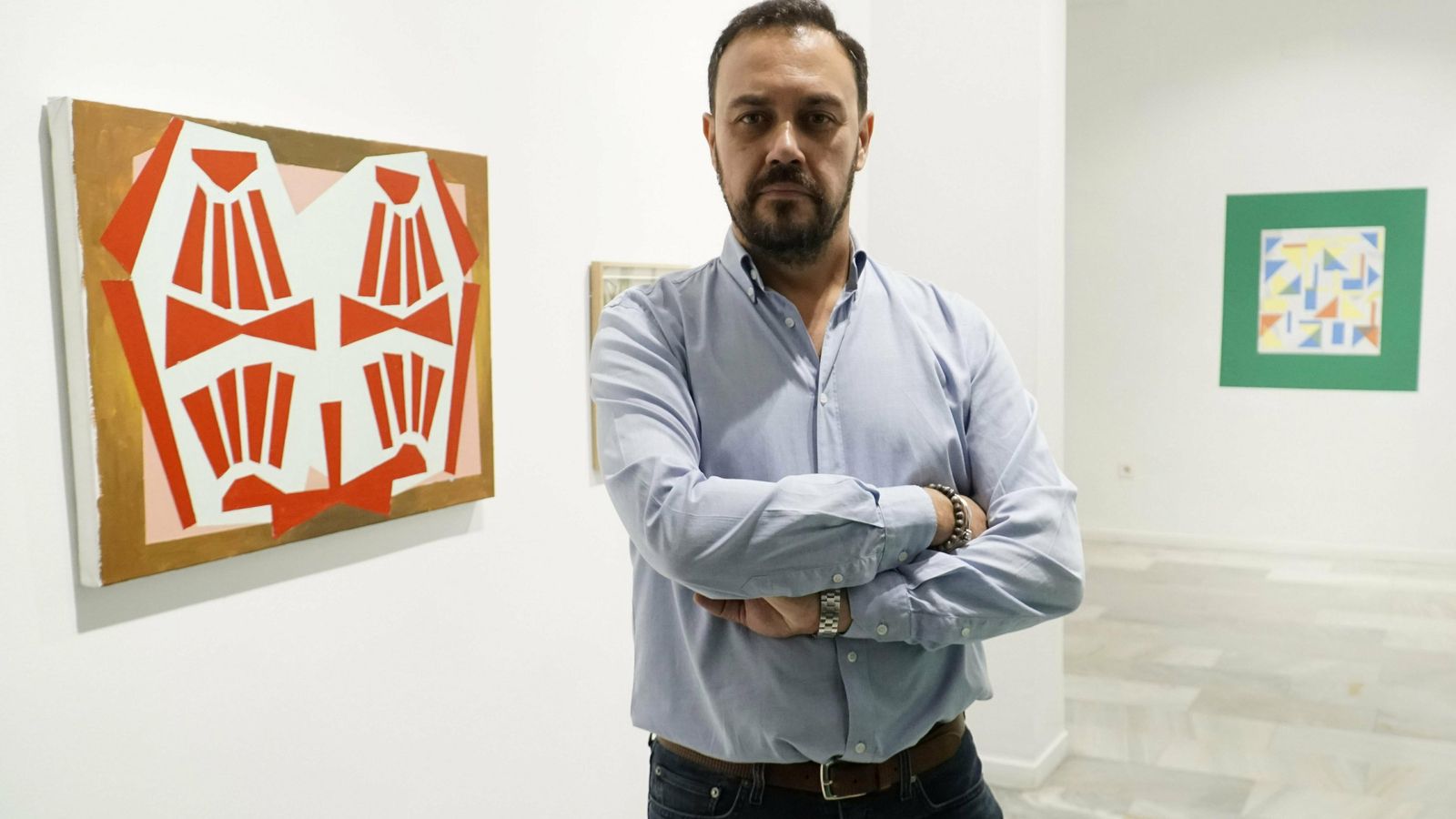 Fernando Clemente junto a la obra 'S/T (asimétrico)'.