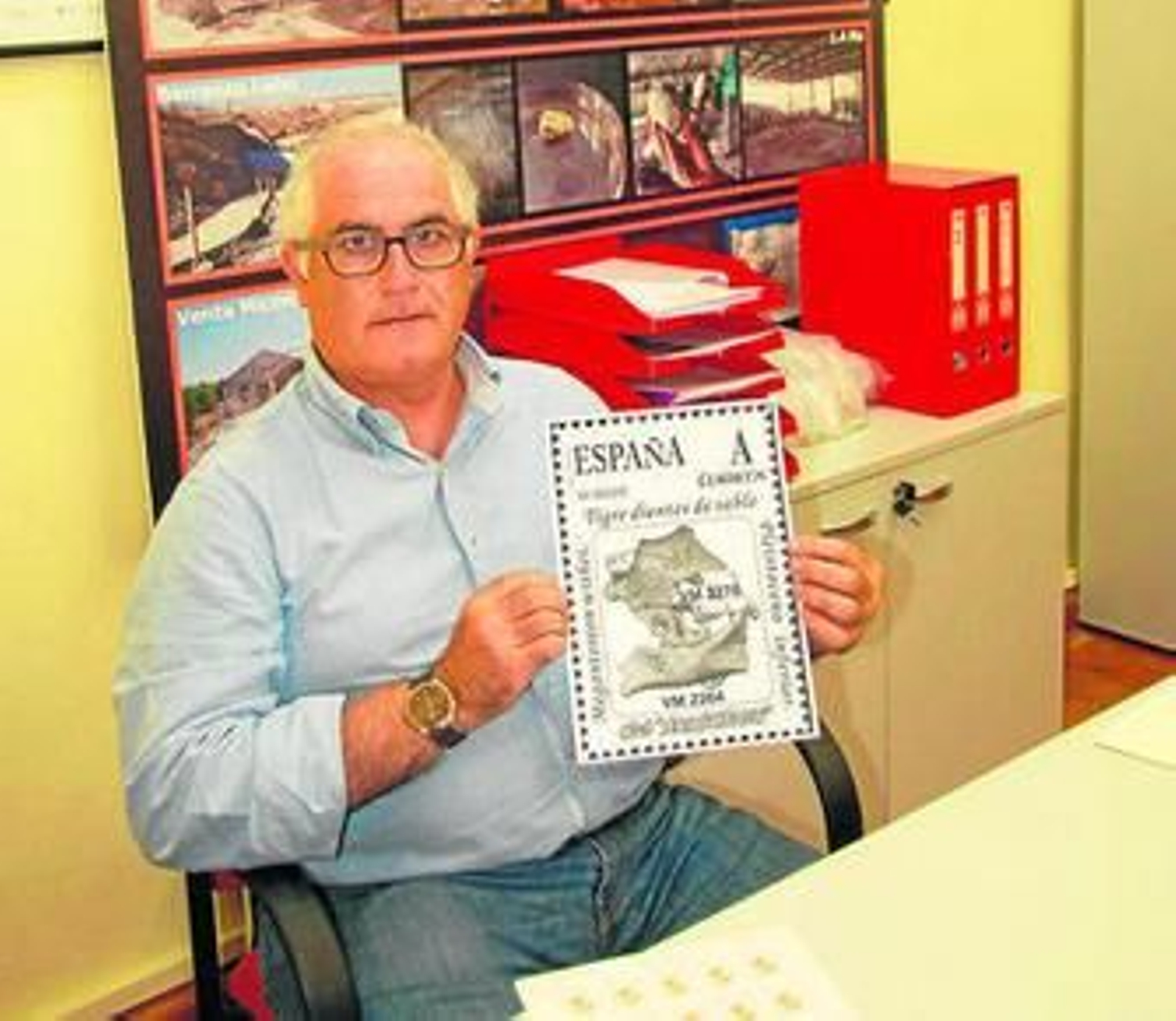 Bienvenido Martínez con una réplica del sello que emitirá Correos.