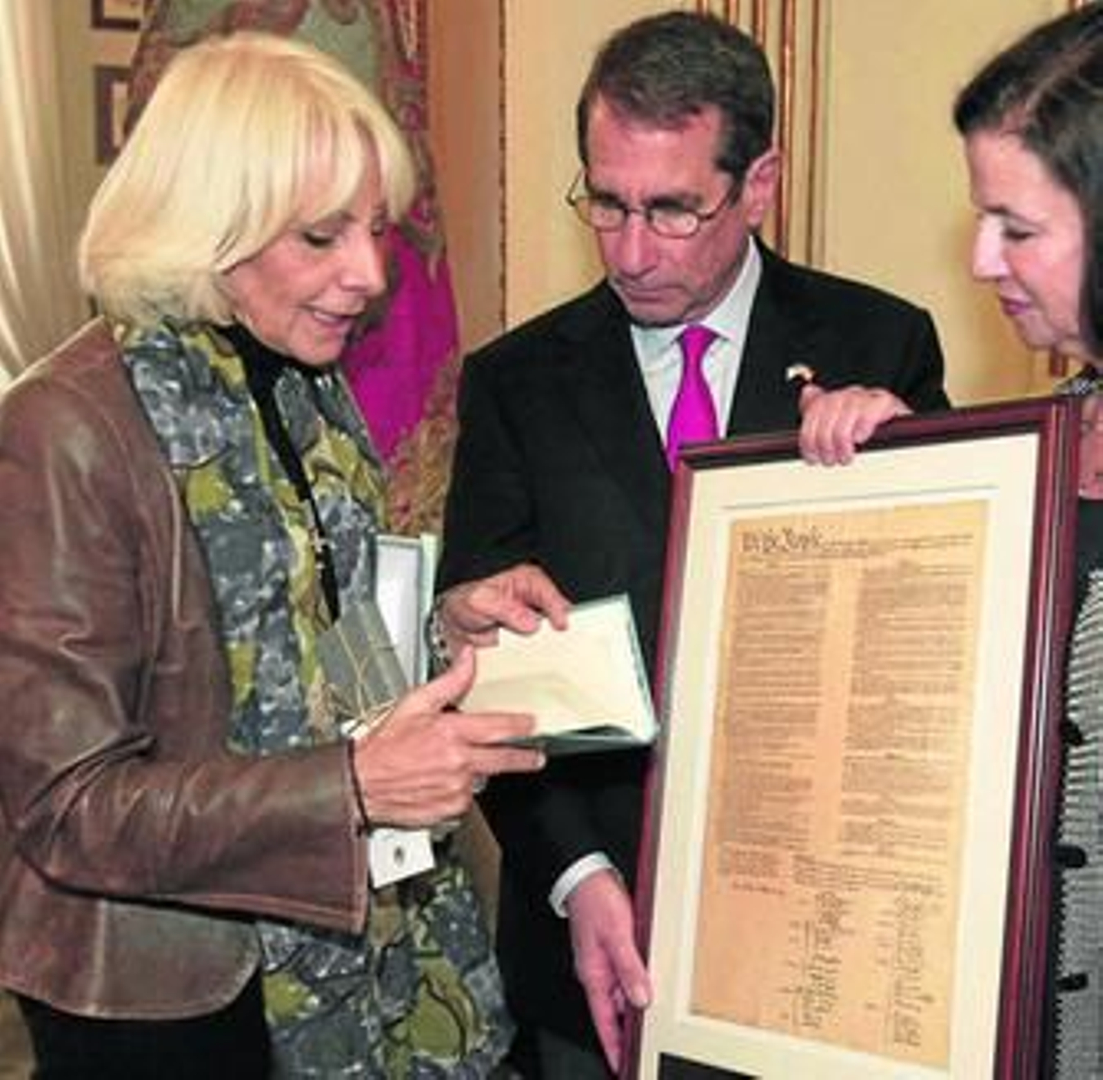 La alcaldesa de Cádiz y el embajador de Estados Unidos se intercambiaron regalos protocolarios.